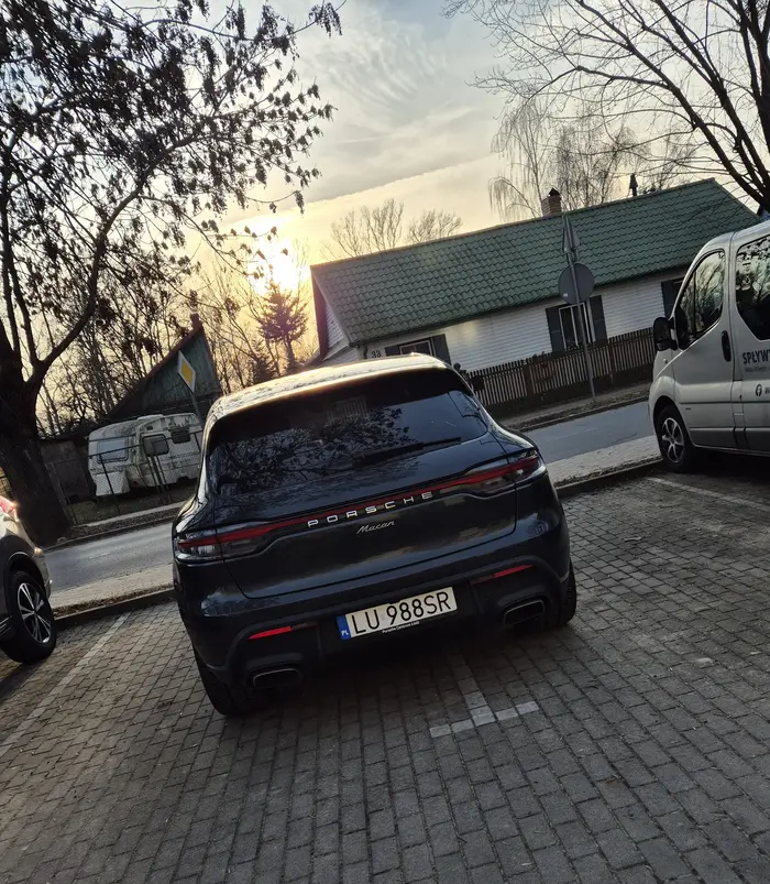 Nie dość ze przyjechałeś nie do siebie, ktos Cie wpuścił na parking za szlabanem, to jeszcze zająłeś 2 miejsca parkingowe łosiu z prosiaka