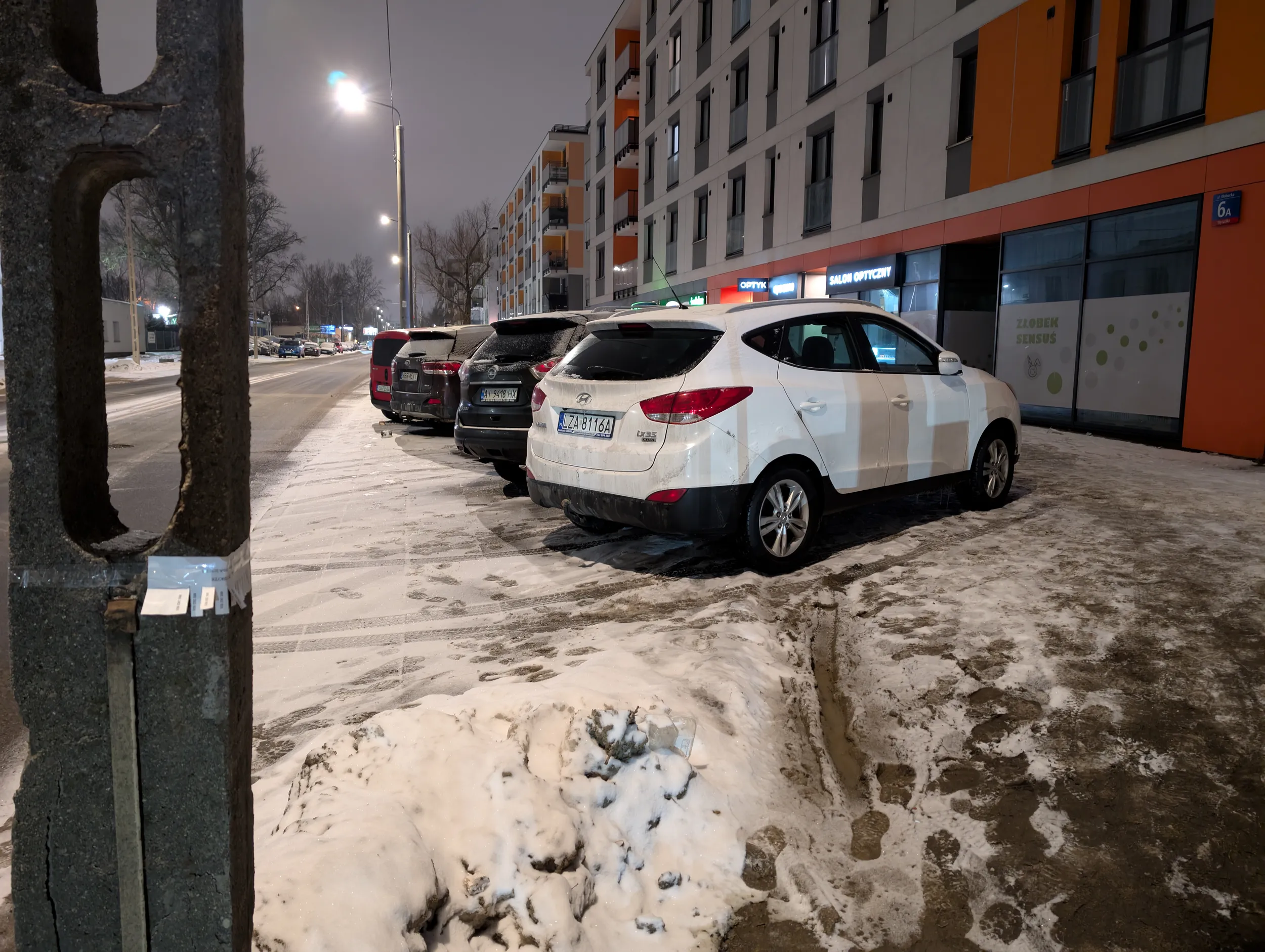 Kolejny już w tym samym miejscu parkuje na środku chodnika, bo zima i śnieg leży.