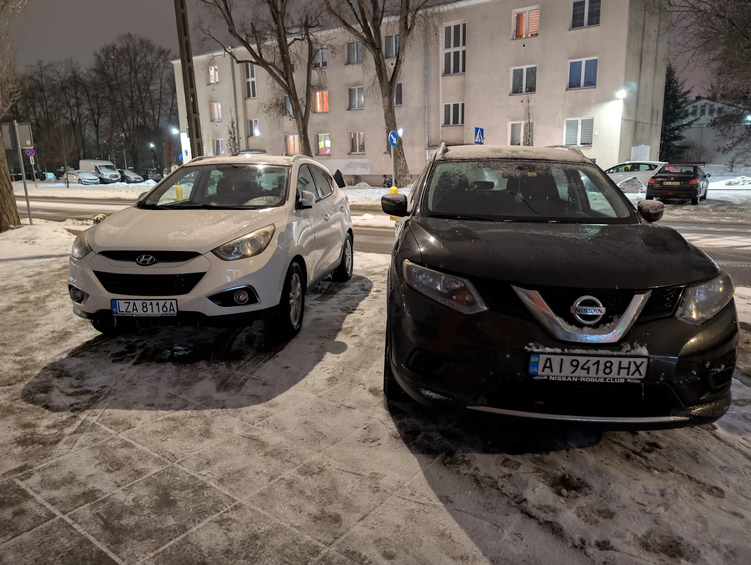Kolejny już w tym samym miejscu parkuje na środku chodnika, bo zima i śnieg leży.