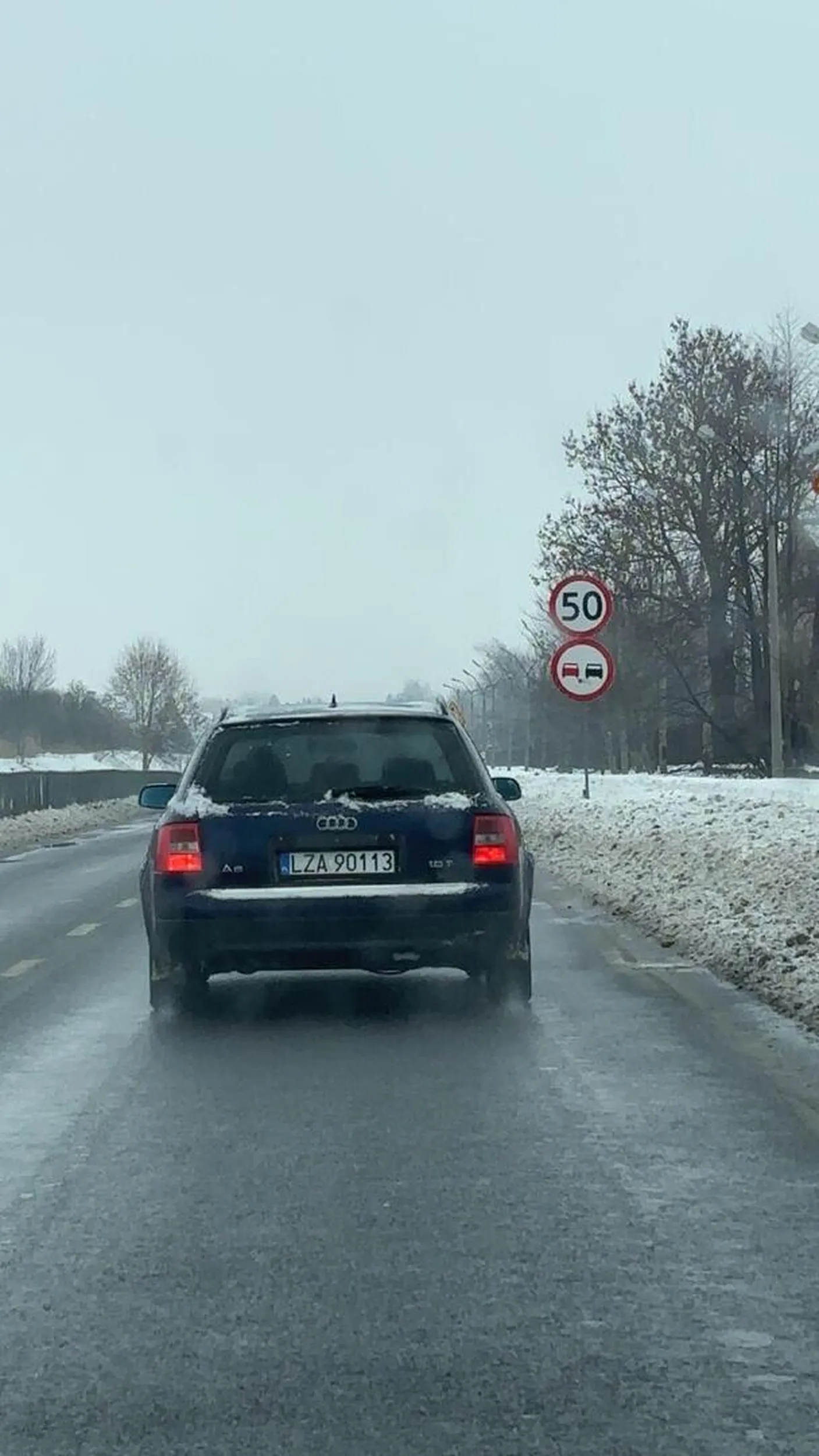 Kobieta prowadząca pojazd jeździ jakby nie miała prawa jazdy. Prawie nie spowodowała wypadku przez jej nie uwagę. Uważajcie na takich idiotów. Jak nie potraficie jeździć to ponówcie kursy.