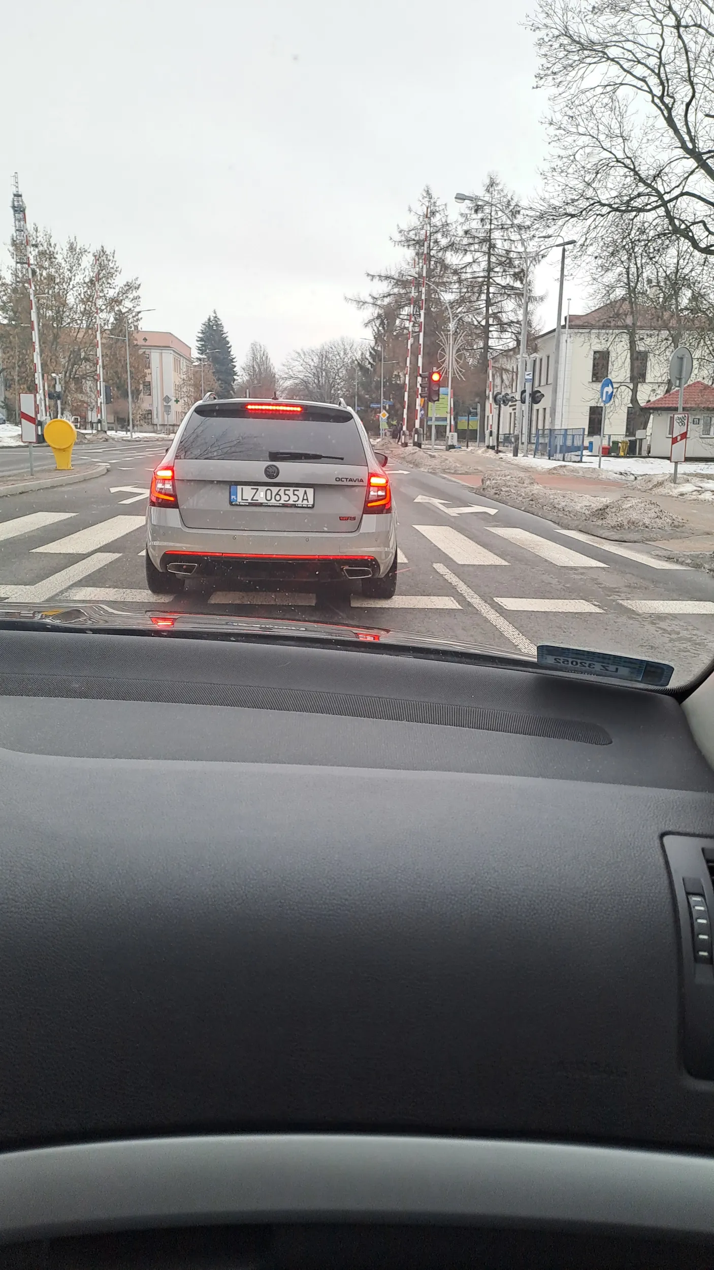 Nie ładnie tak na pasach stać