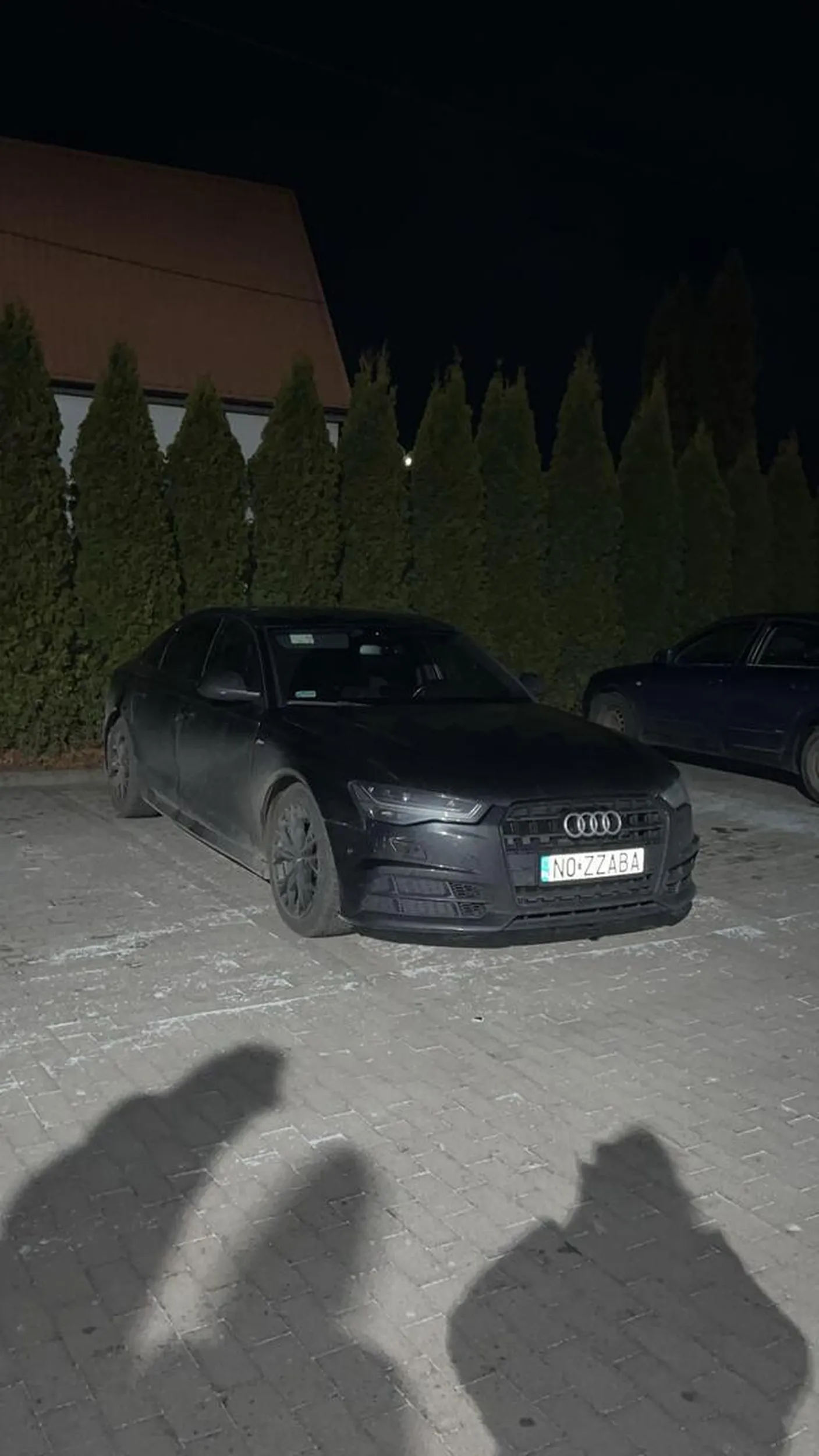 Bardzo ładne czarne auto kierowca bardzo biały i przystojny