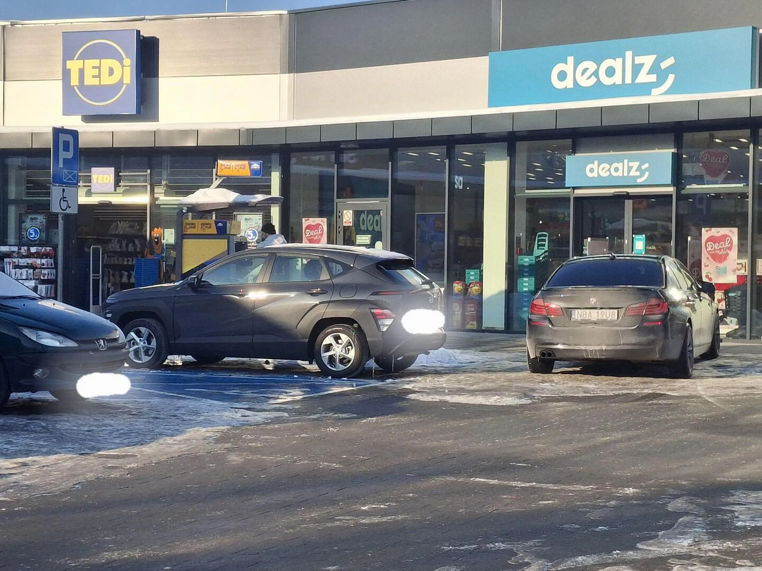 Zastawia ludzi na parkingach