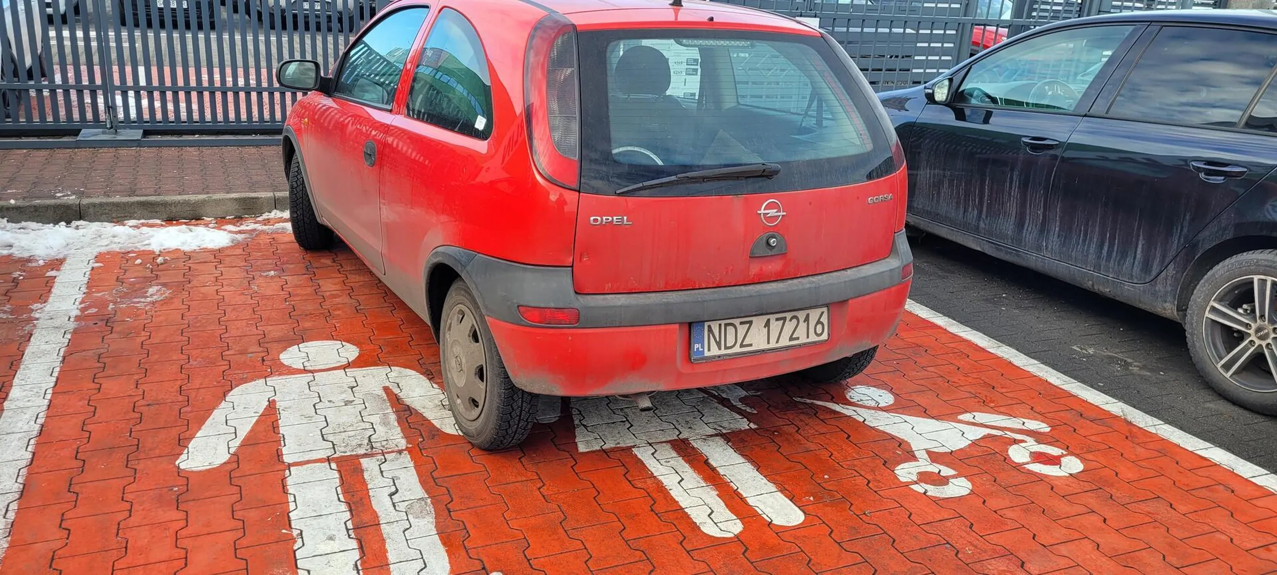 Baran nie potrafiący uszanować miejsca dla rodzin z dziećmi. Na tylnych siedzeniach i w bagażniku wiadra po klejach i farbie.