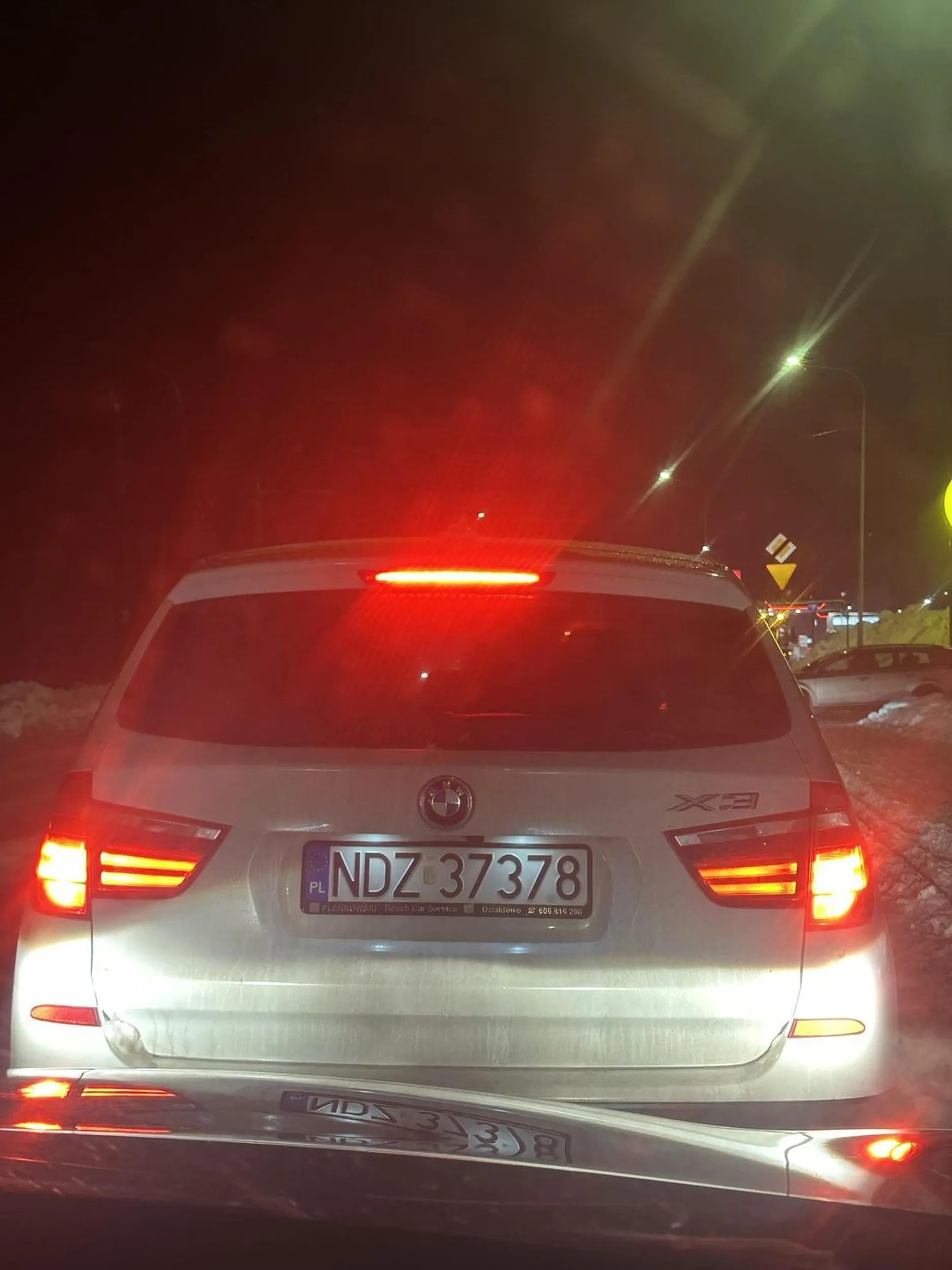 Wymusza pierwszeństwo