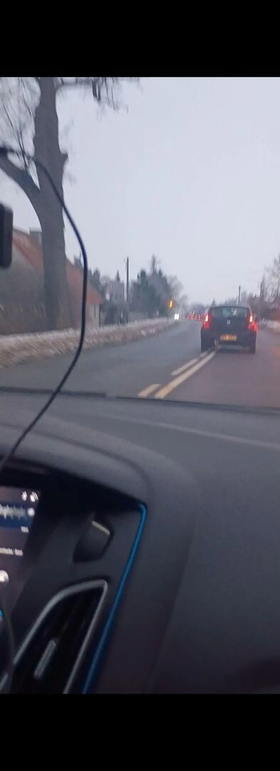 Kierowca po spożyciu alkoholu lub środków odurzających. Jeździ od lewej do prawej