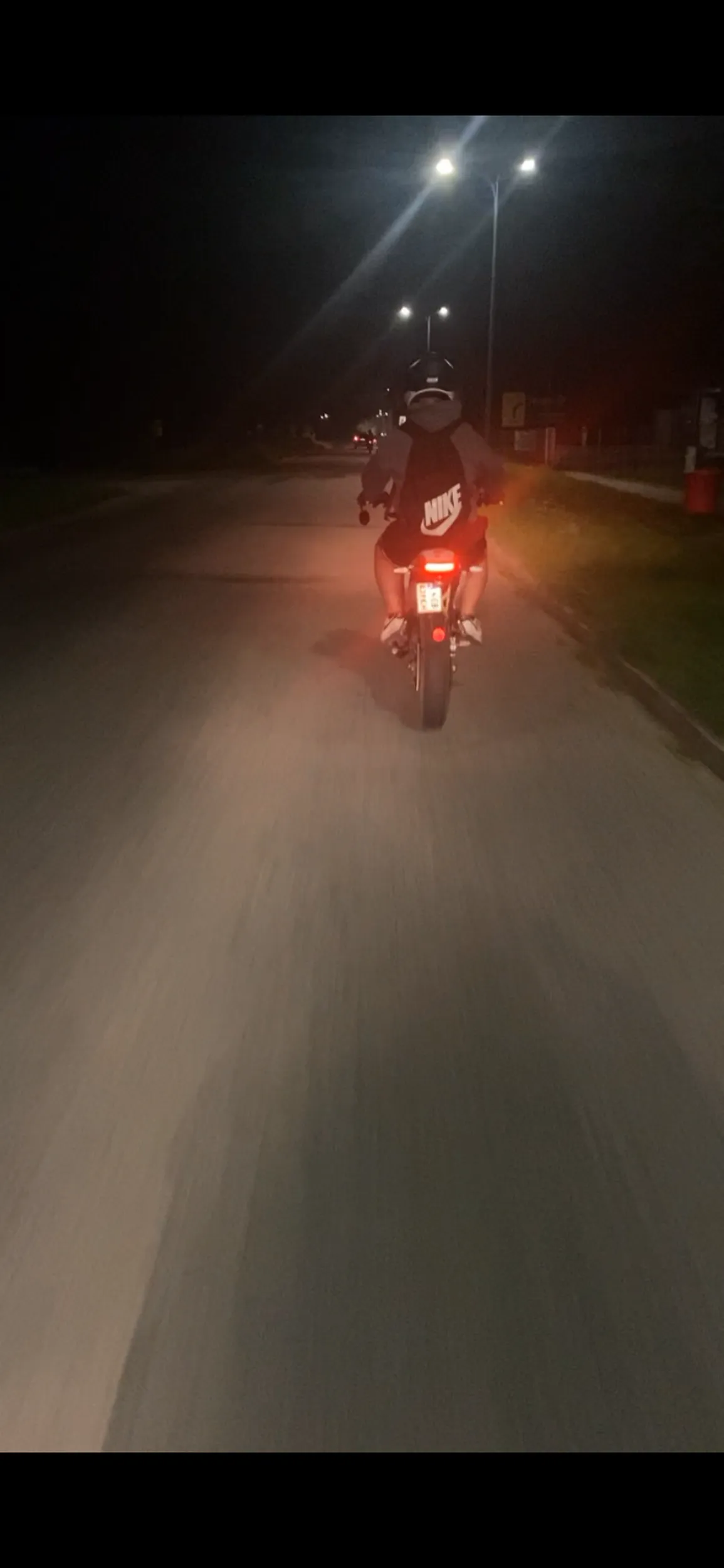 kukold sie wlecze 35kmh przez cale miasto, jak chce wyprzedzic to zajezdza mi droge. Na dodatek jezdzi z obrocona tablica