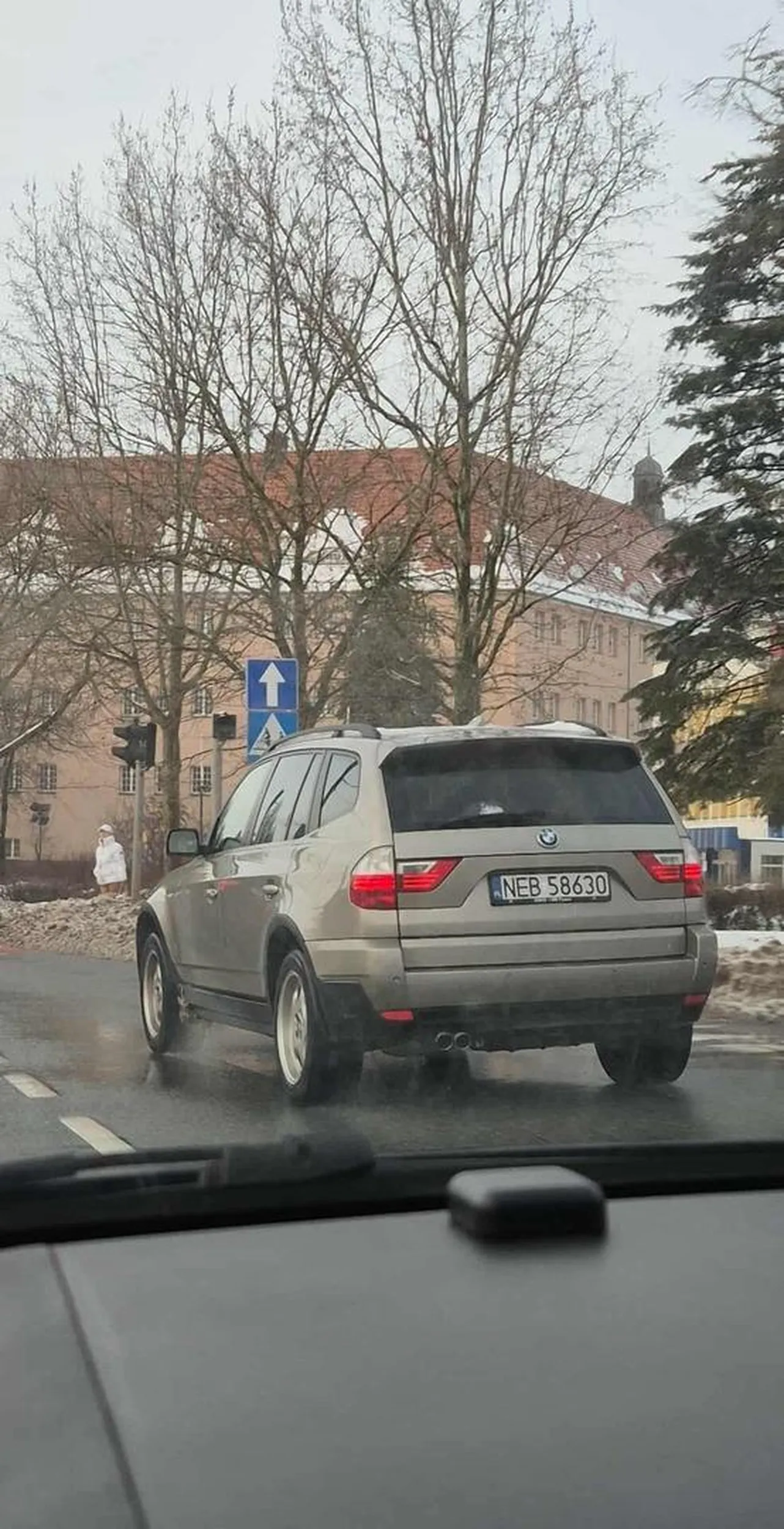 uwaga na te kobiete nie odśnieża dachu i niemalże dostałem kawałem lodu w dodatku na trąbienie nie reaguje