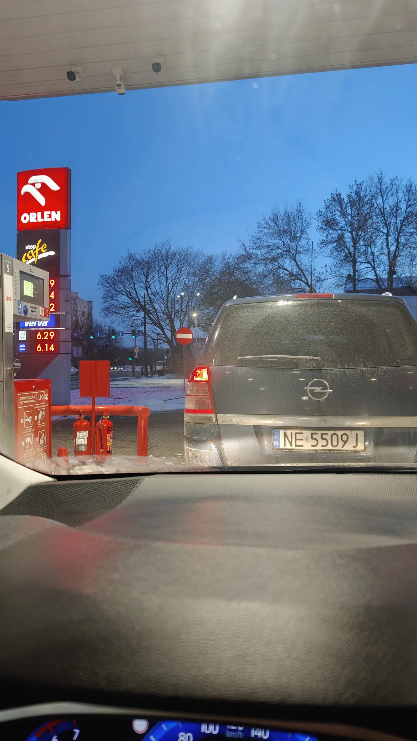 Stoi blokując stacje bo trudno odjechać mimo że widział że wjeżdżam za nim i on se kawę hod-doga musi zjeść a 2 strona do tankowania wyłączona z użytku