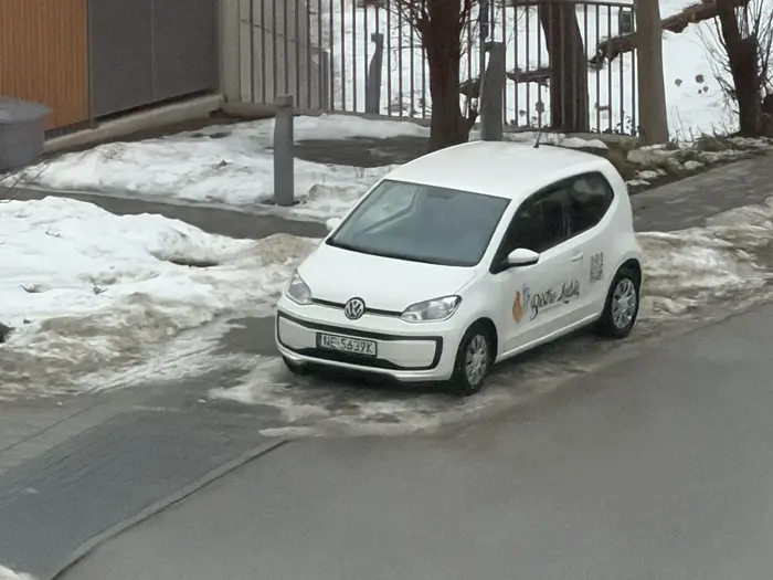 Parkowanie na zakazie zatrzymywania się, no ładna wizytówka dla firmy.