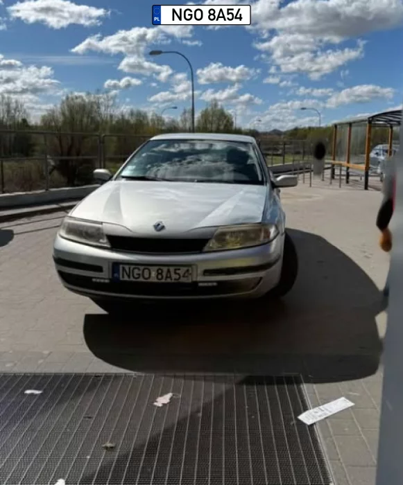 Przed wejściem do sklepu. No ja rozumiem tyłem ale co on nie ma silnika ?