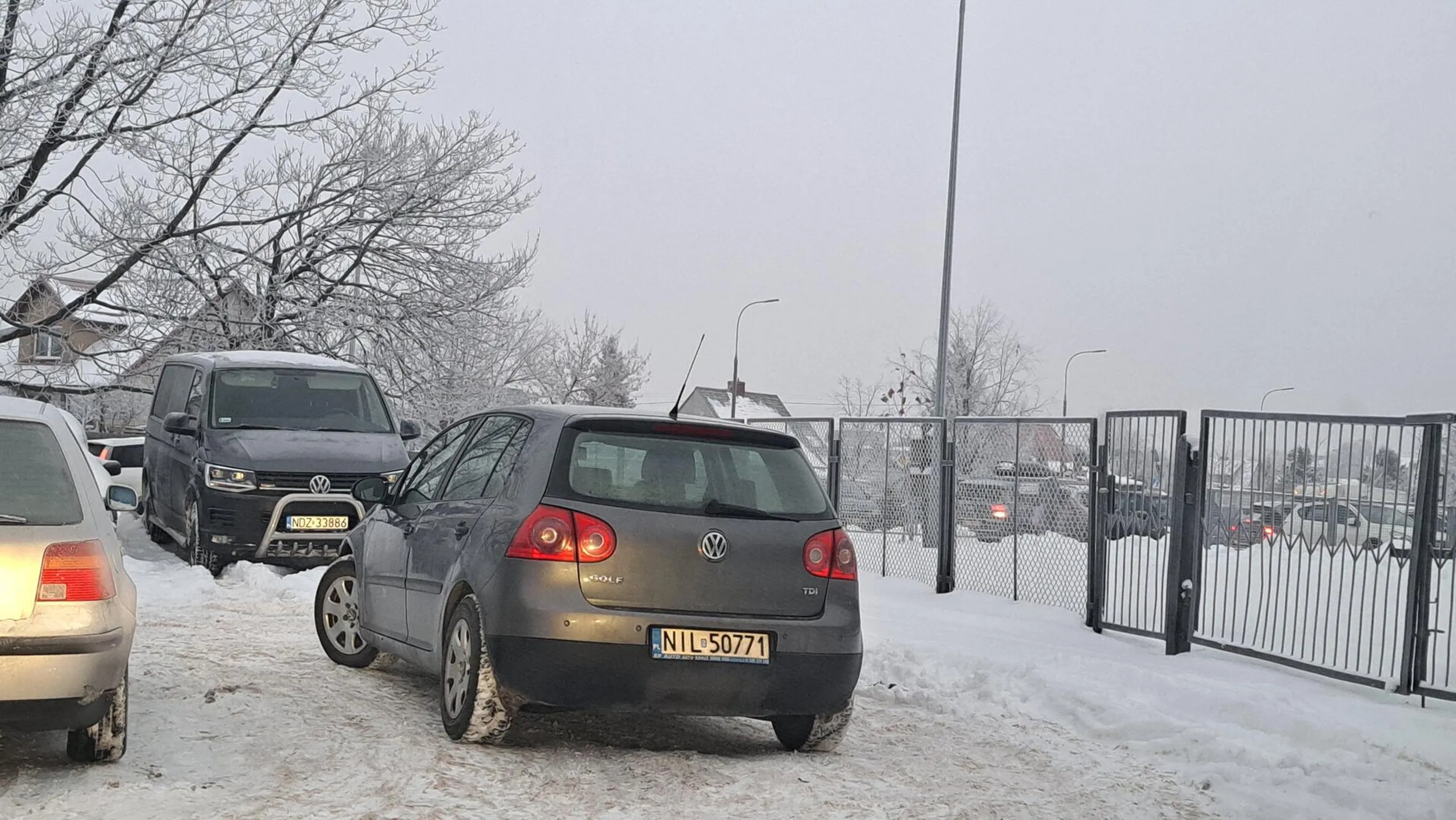 Odwozi dziecko do szkoły, parkuje w niedozwolonym miejscu utrudniając ruch innym autom, które podjeżdżają i mogły by swobodnie opuścić parking, a objazd jest zablokowany. To nie jest miejsce parkingowe!!!
