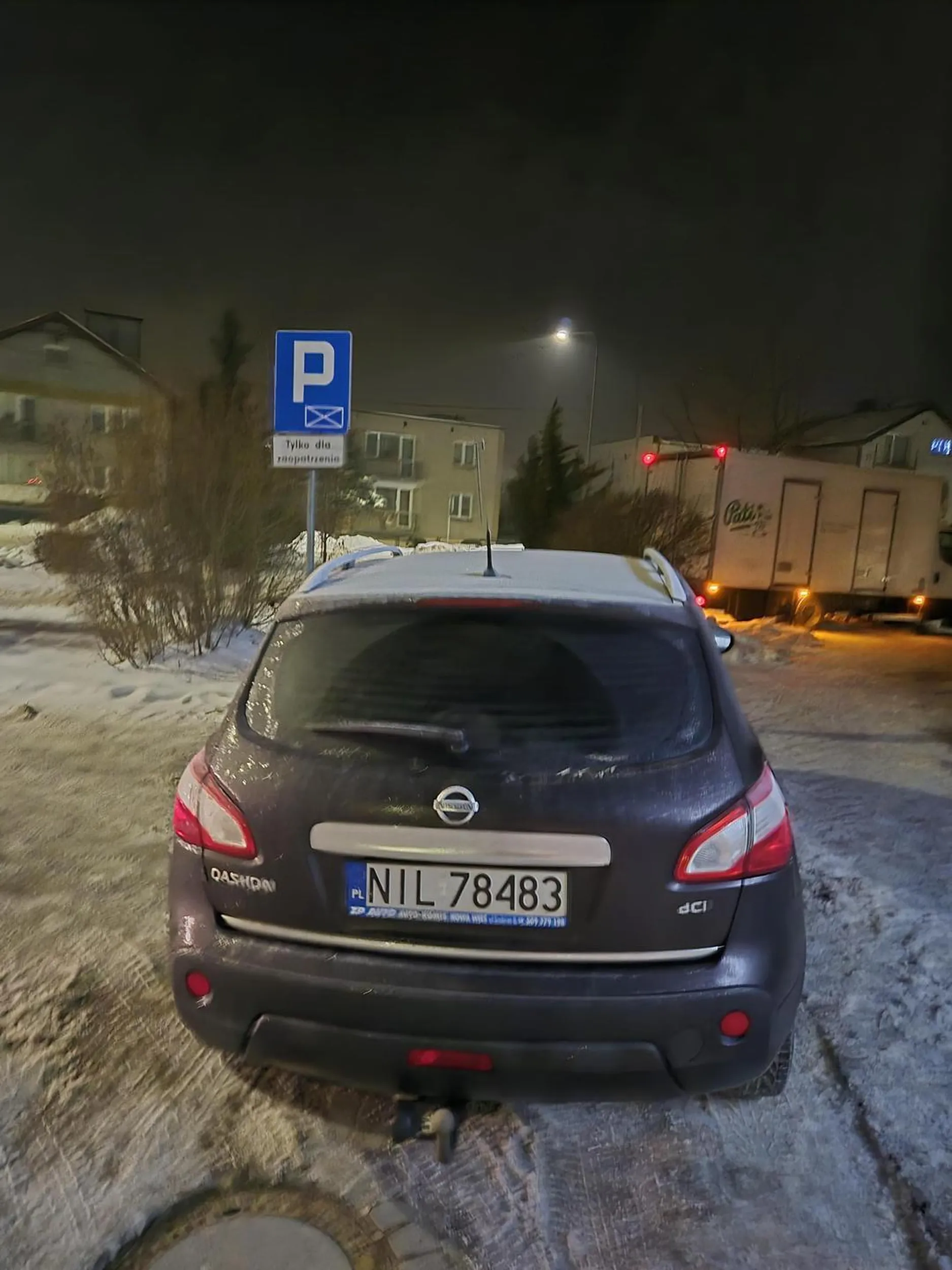 Nie potrafi zaparkować na miejscu parkingowym obok i zajmuje kopertę przeznaczoną dla zaopatrzenia