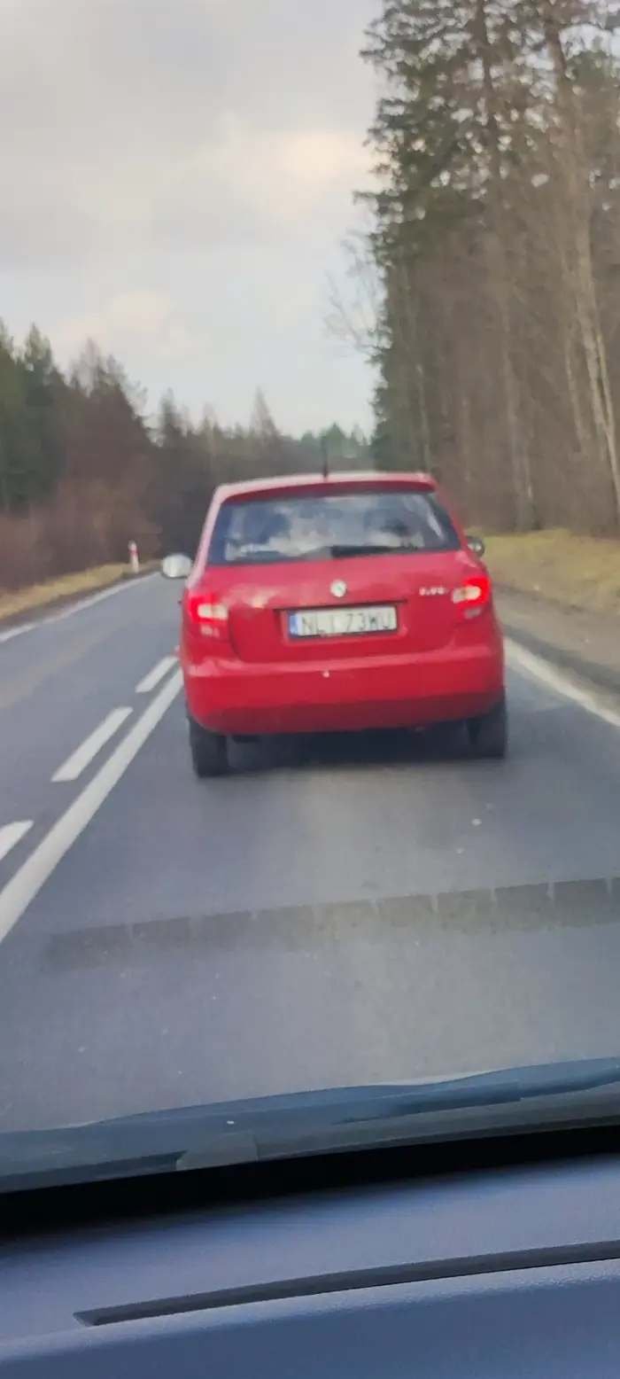 Pani jeżdżąca Skodą o tych numerach powinna sobie zielony listek przykleić na szybie jeżeli chce żeby kierowcy byli wyrozumiali. Jechanie za nią przysparza nerwicy, a i człowiek uczy się hamować pulsacyjnie nawet jak z naprzeciwka jedzie auto. Pani non stop hamuje, każdy zakręt czy prosta nie ma znaczenia - cały czas hamowanie! Jazda dużo poniżej znaków, na 90tce jedziesz za nią 60 albo i mniej.