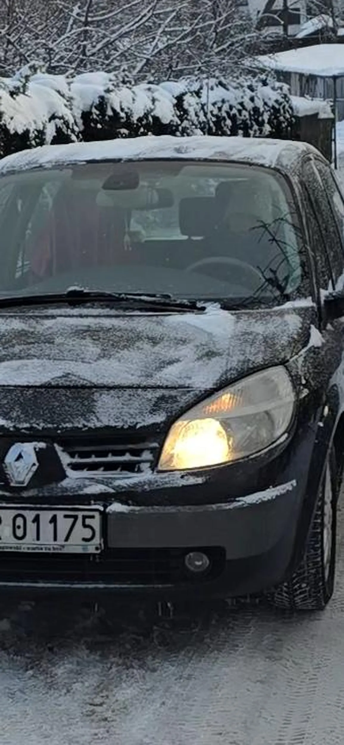 Baba za kierownicą nie zna przepisów ruchu drogowego. Wyzywa od kur€w. Klakson u niej nie stygnie. Strasznie wulgarna. Blokuje wjazd na posesję.