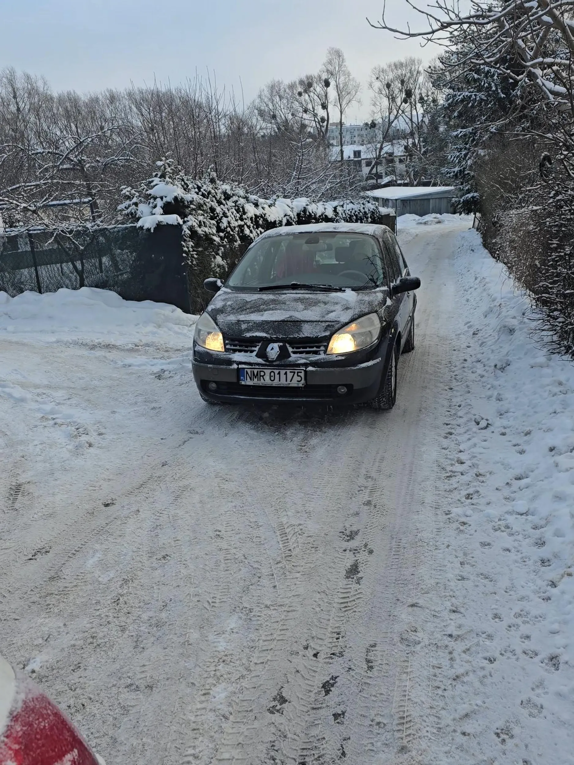 Baba za kierownicą nie zna przepisów ruchu drogowego. Wyzywa od kur€w. Klakson u niej nie stygnie. Strasznie wulgarna. Blokuje wjazd na posesję.