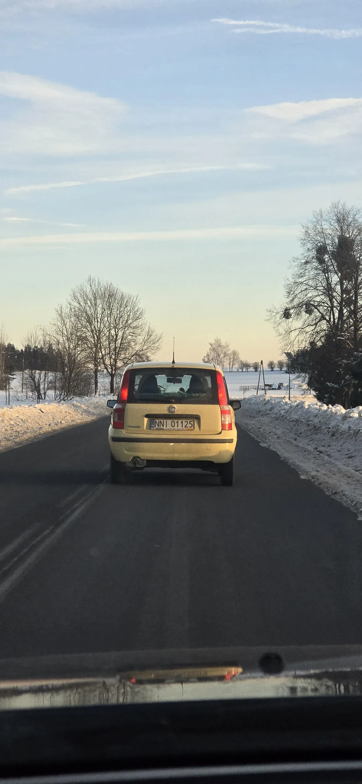 Powinni tej osobie zabrać prawo jazdy, tamuje ruch pomimo dobrych warunków na drodze, jedzie środkiem i nie daje się wyprzedzić. Obowiązkowa przesiadka na rower!!!