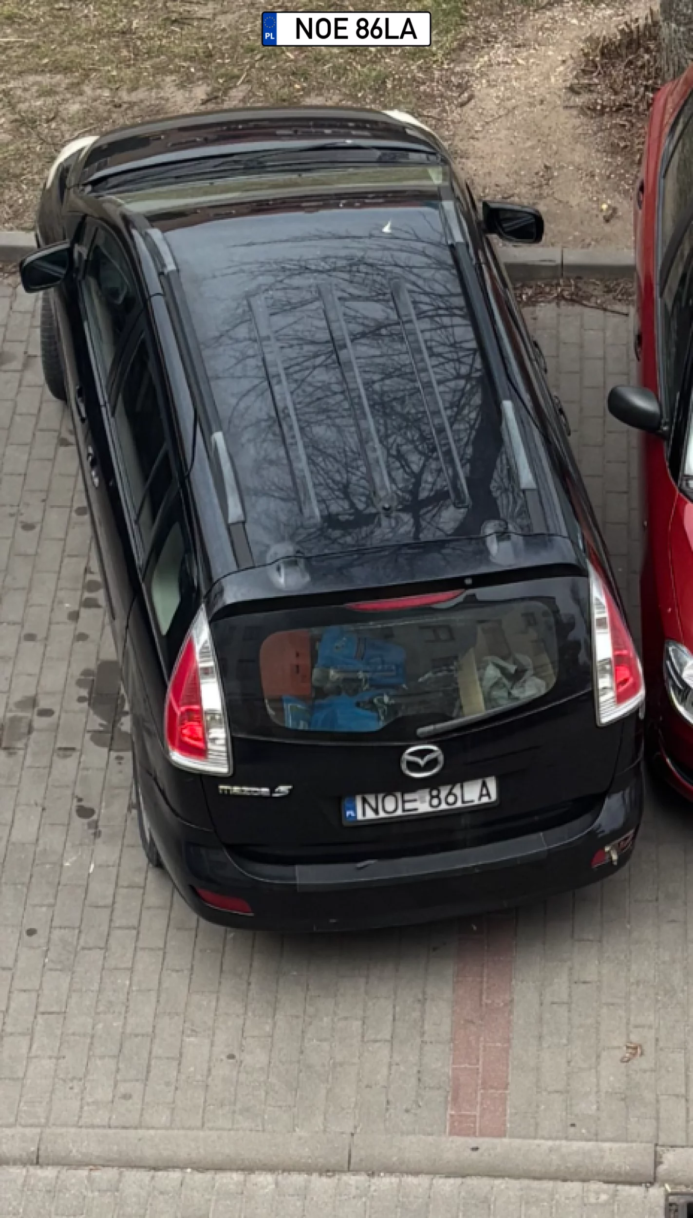 Zaparkował utrudniając wyjazd. Dziwne, że nie zahaczył.