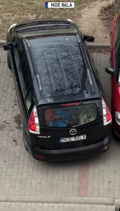 Zaparkował utrudniając wyjazd. Dziwne, że nie zahaczył.