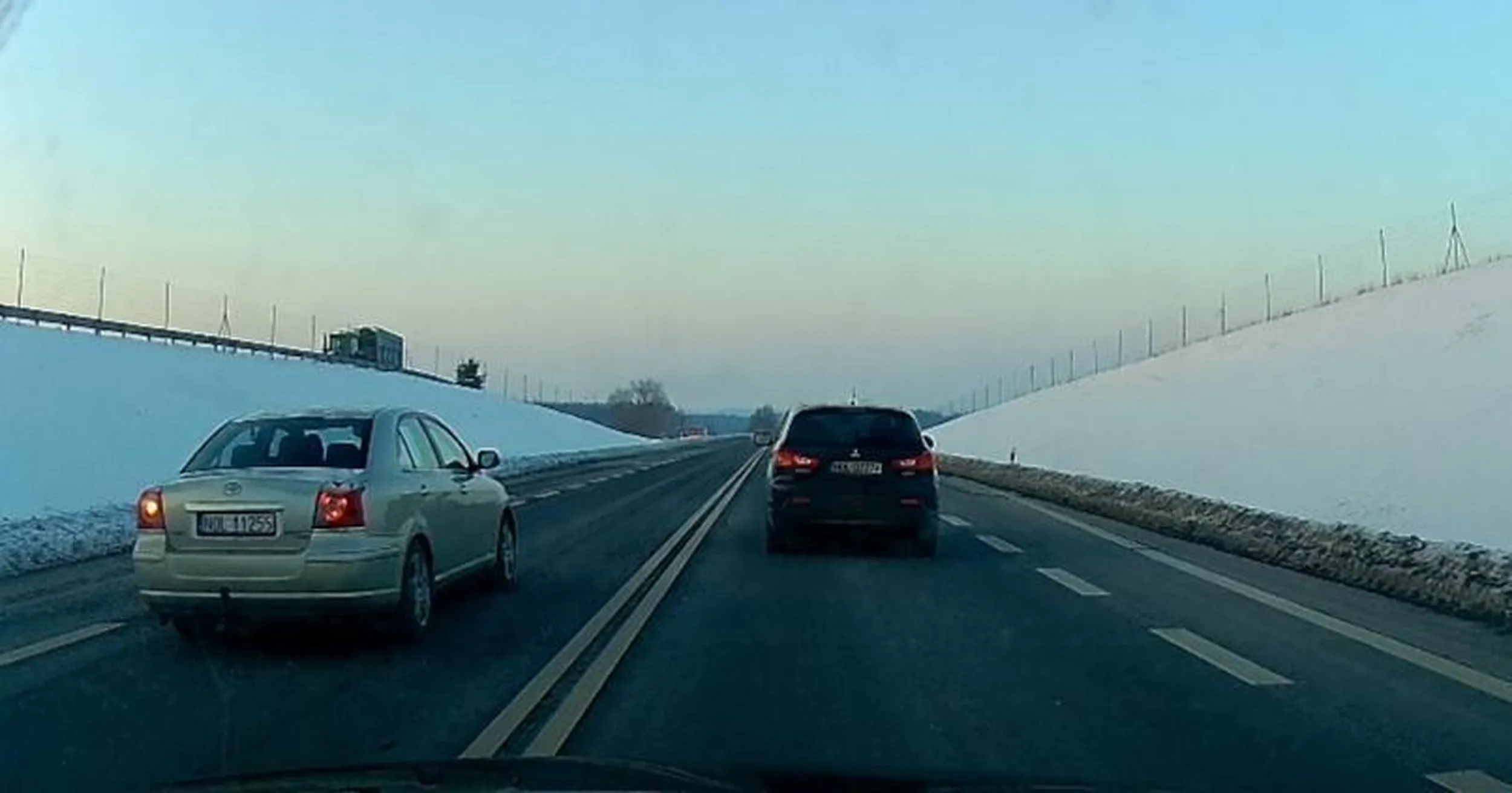 Piękne wyprzedzanie na podwójnej. Myślałeś, że wydymasz Freda, to teraz Fred wydyma ciebie. Właśnie przesyłam filmik do KWP :)