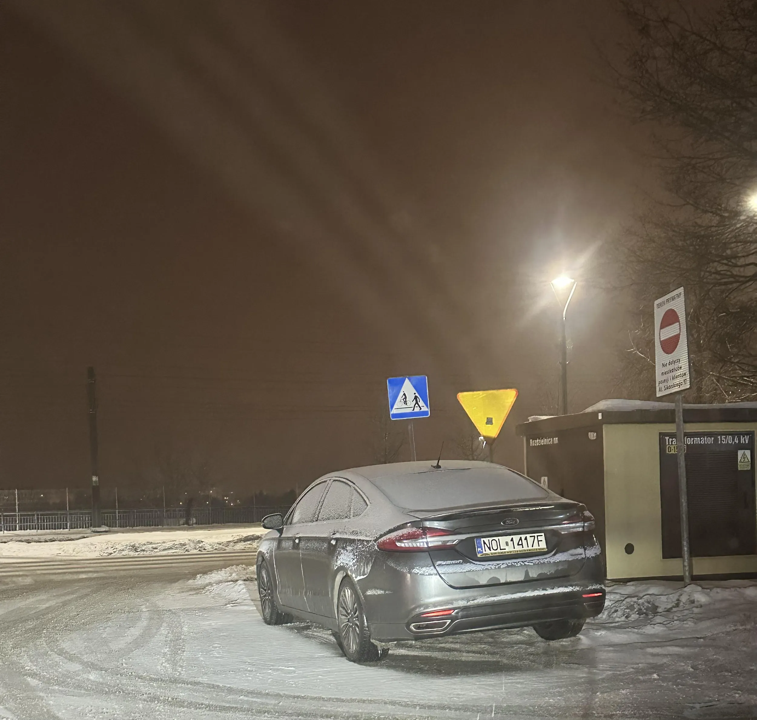 Co trzeba mieć w głowie, żeby parkować w ten sposób? ?‍♂️ Bezpośrednio przed pasami ograniczając widoczność na pieszych, do tego blokuje wjazd/wyjazd na/z osiedla na jedną z głównych dróg w Olsztynie ulicę Sikorskiego. Mistrz parkuje tak na wyjeździe z osiedla w Olsztynie między blokami Sikorskiego 17 i 19