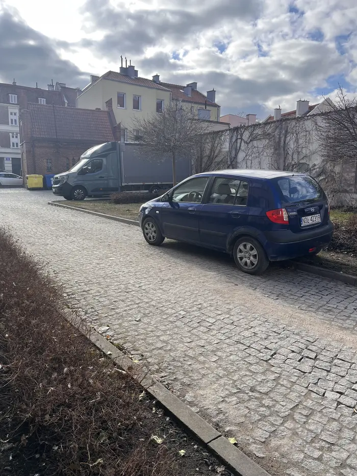 i cyk cały parking z zablokowanym wyjazdem, na przyszłość polecam zaparkować gdzieś dalej zważywszy na to, że miejsca były