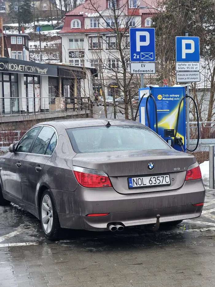 parkuje na kopercie i blokuje stacje ładowania elektryków