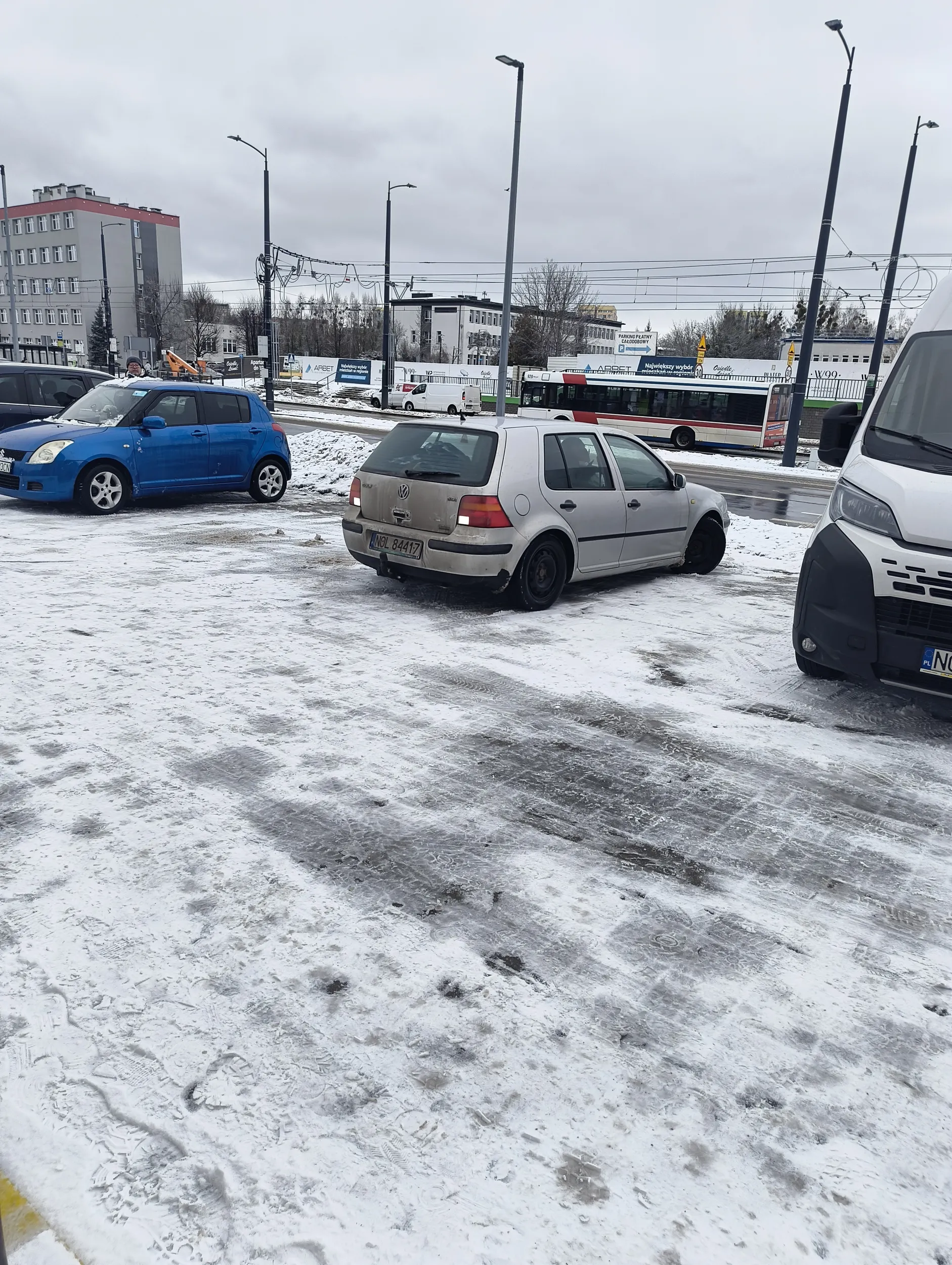 Nie pozdrawiam kierowcy. Staje na 2 miejscach. Robi sobie miejsce dla matki z dzieckiem.