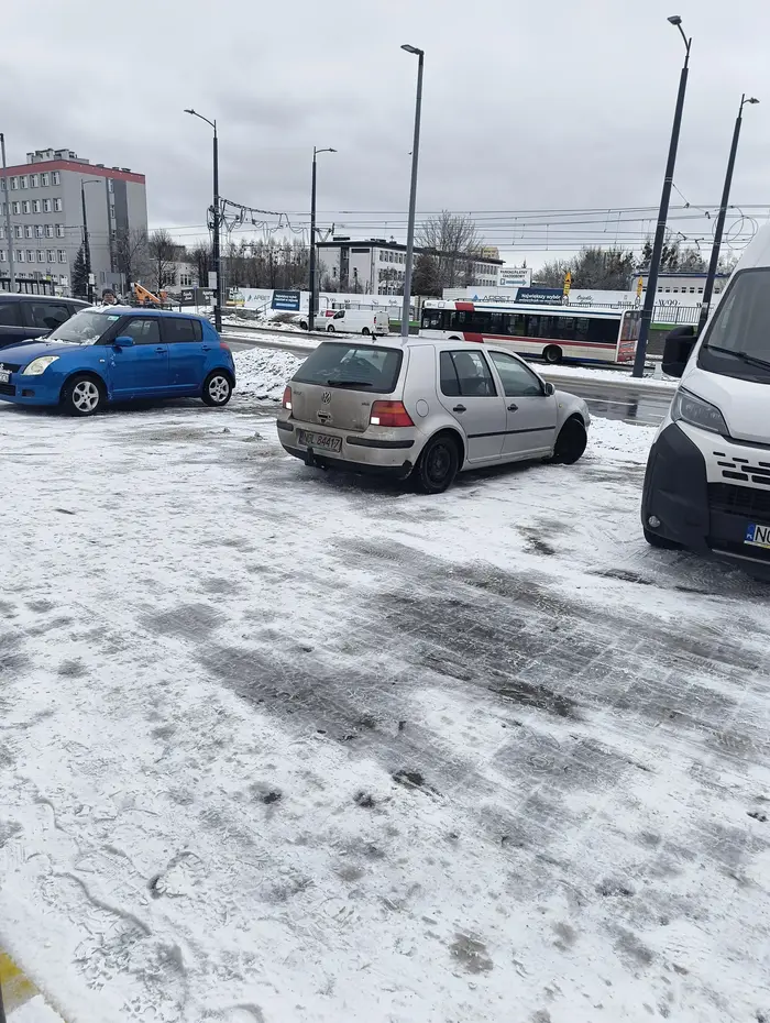 Nie pozdrawiam kierowcy. Staje na 2 miejscach. Robi sobie miejsce dla matki z dzieckiem.