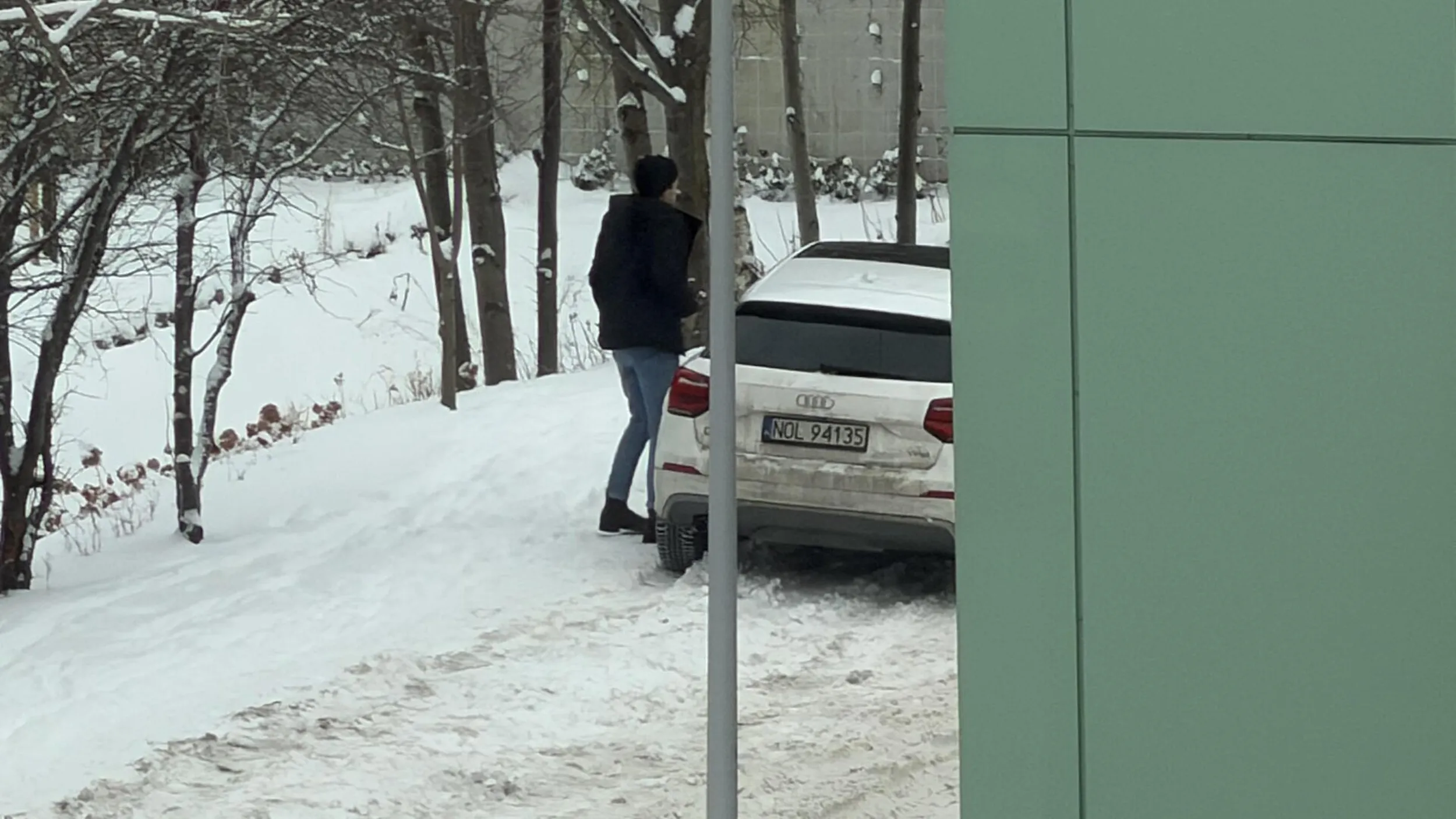 Parkowanie na zakazie zatrzymywania się w wąskiej uliczce. Nieładnie.