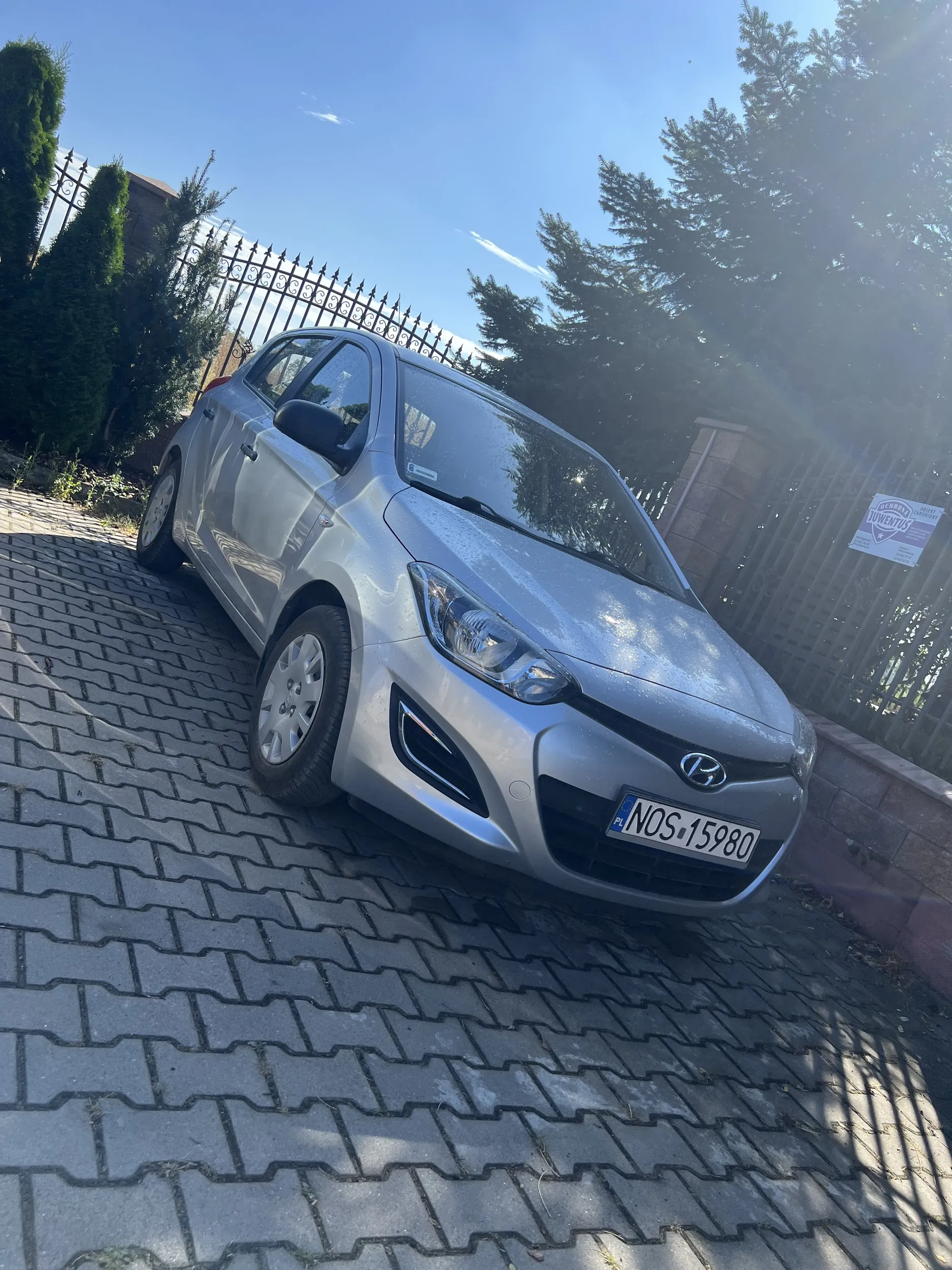 Ten pan jeździ jak oszalały swoim pięknym rydwanie marki Hyundai