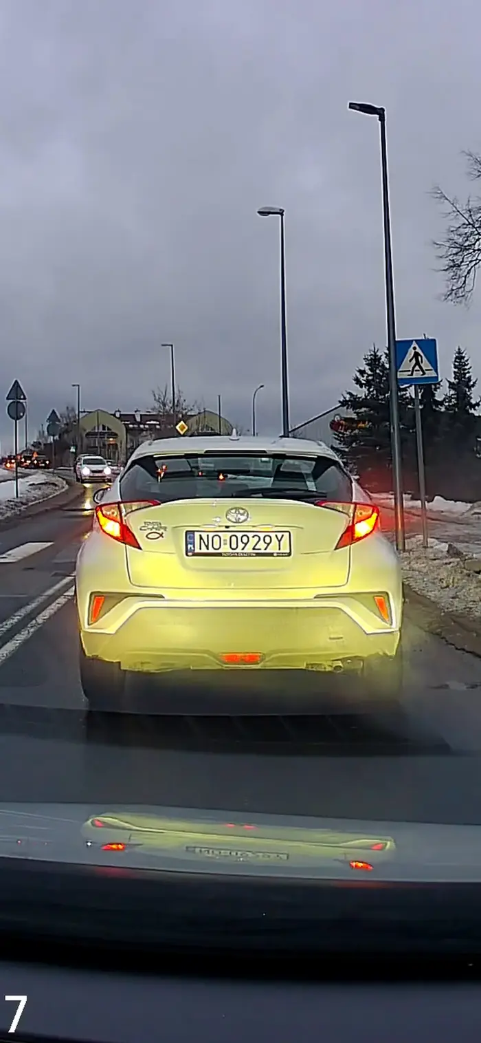 Kondon dziurawy mruga długimi mimo,  że przede mną jest korek, wyprzedził mnie i dalej jechał moim tempem.