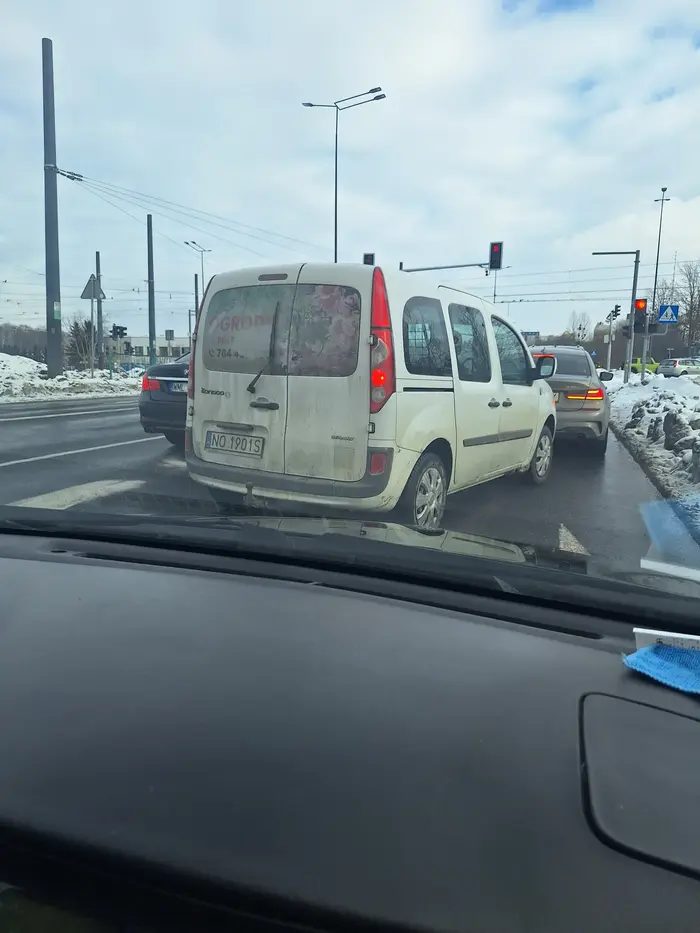 Kierowca mógłby lub mogłaby zrozumieć czym jest linia ciągła i że nie wypada sie wpier***ać przed kogoś jak ostatni cw*l