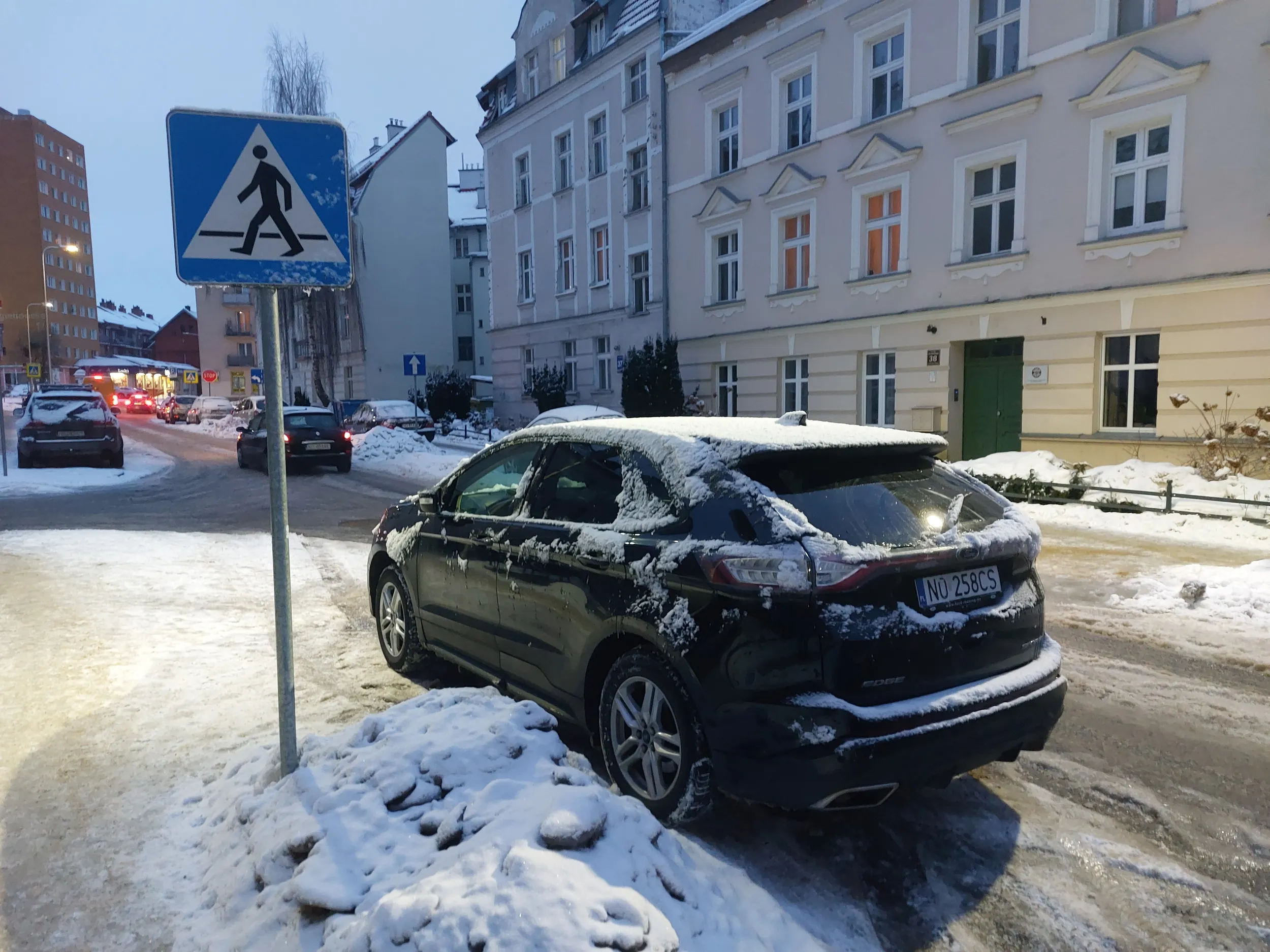 Zaparkowane centralnie na przejściu dla pieszych. Dookoła ślizgawka i ciemno.