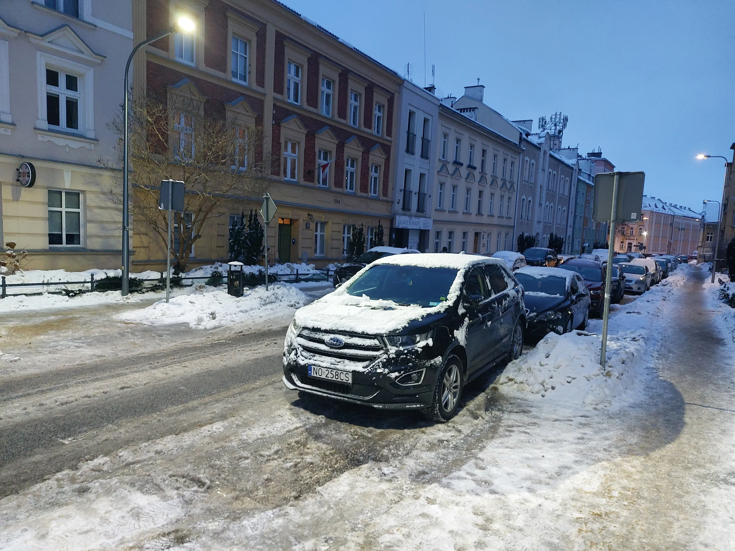 Zaparkowane centralnie na przejściu dla pieszych. Dookoła ślizgawka i ciemno.