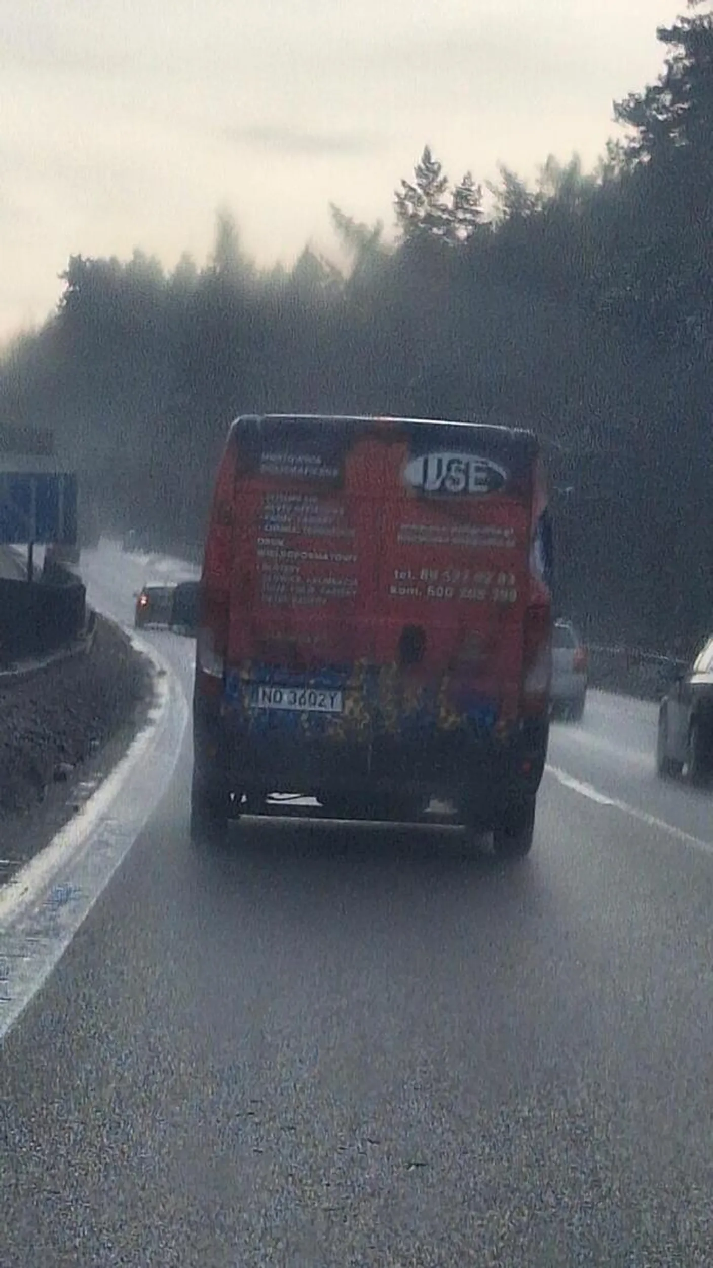 Za kierownicą tego zapomnianego przez diagnostę blaszaka siedzi nalany wieprz, którego czaszkę wypełnia łój, przez co nie potrafi pomyśleć, że nie jest jedynym użytkownikiem dróg i zadbać o o bezpieczeństwo innych kierowców, co wiązało by się z wyczyszczeniem dachu z lodu. Niestety nie miałem kamerki, żeby gbura udającego, że nic się nie stało, pociągnąć do odpowiedzialności