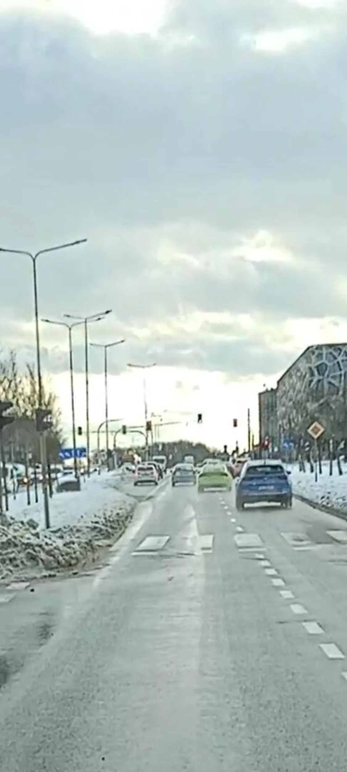 Fajna ta Skoda zielona ale po mieście poruszamy się według przepisów a nie świrujemy pawiana jeżdżąc od lewej do prawej bez kierunkowskazów