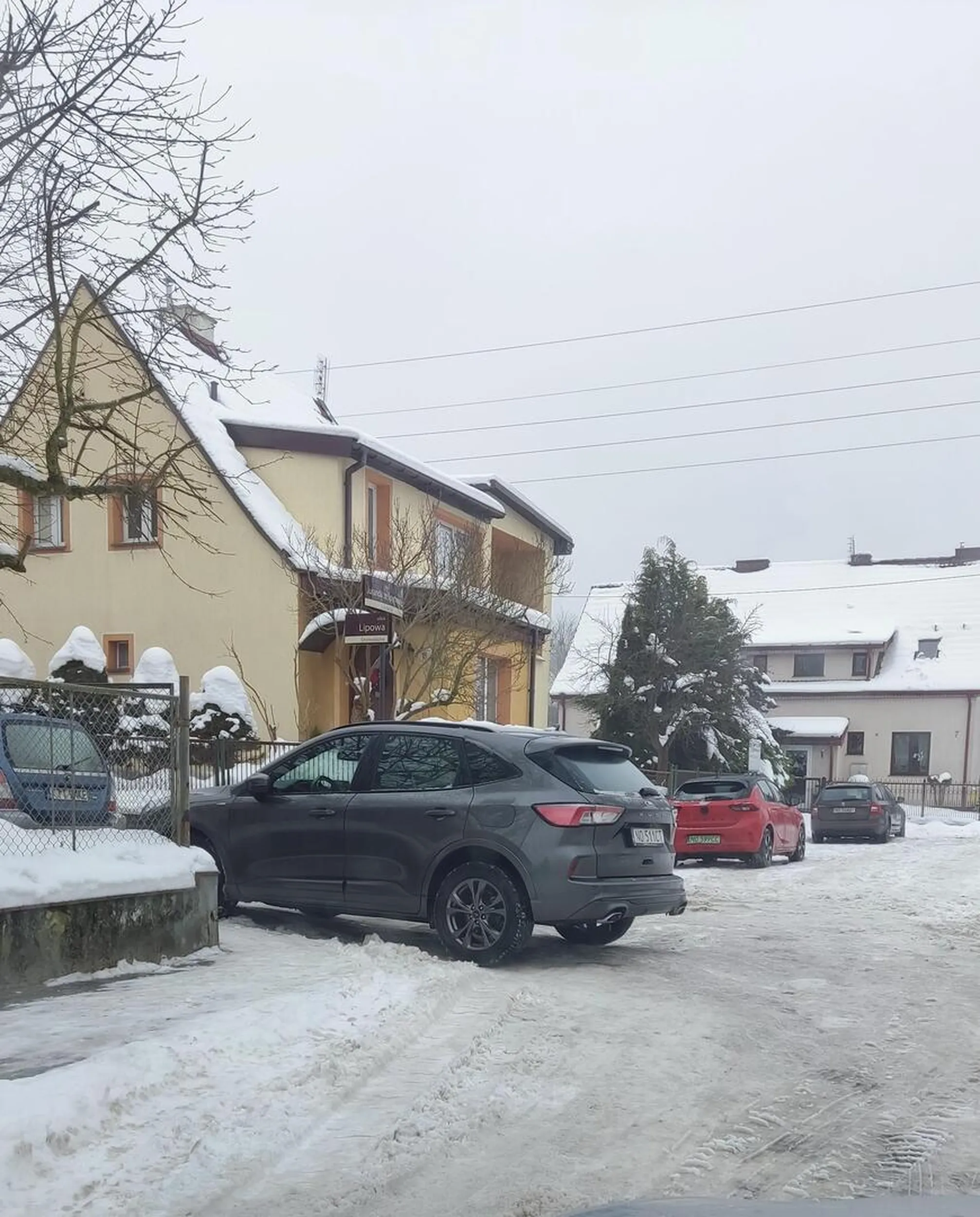 Przygłup parkujący na środku skrzyżowania.