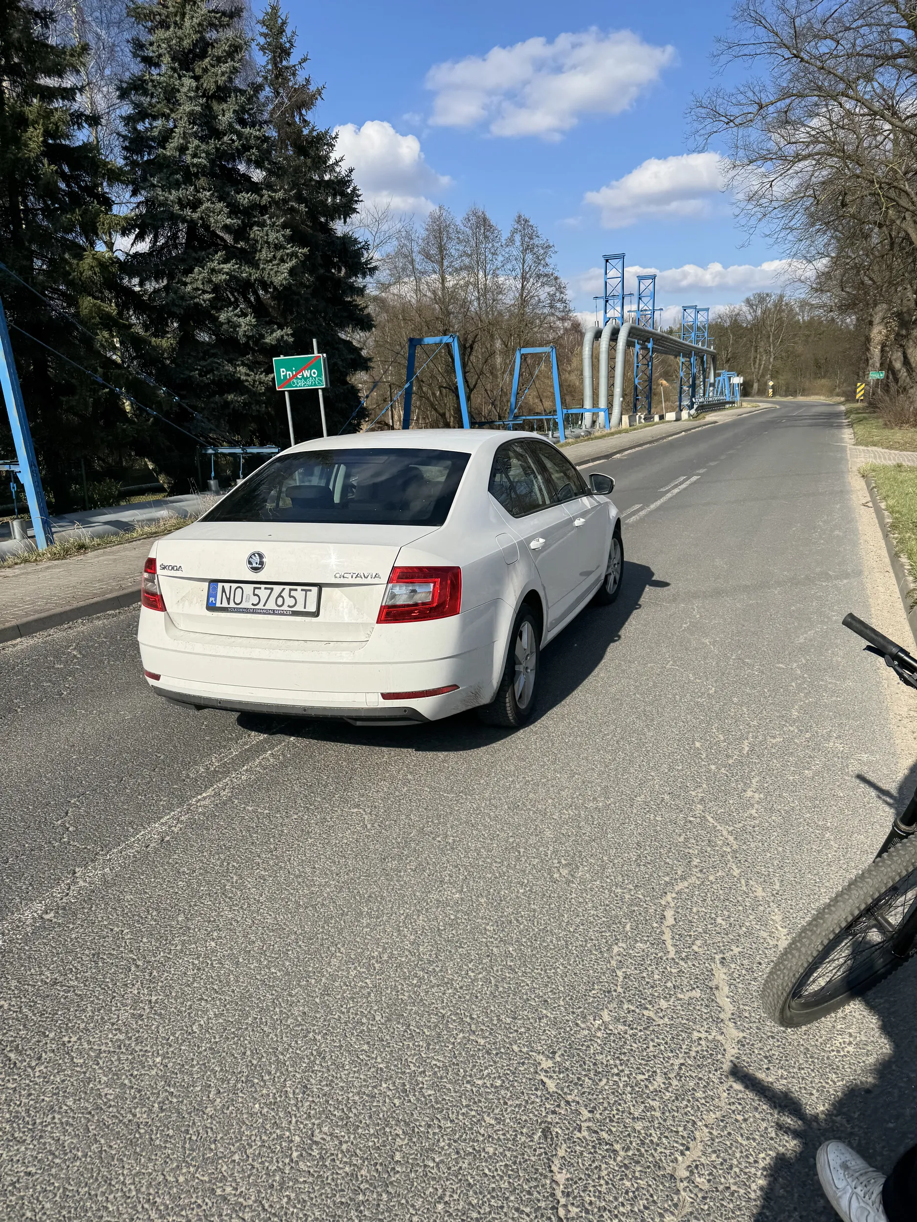 Nieuprzejma pani zajeżdza mi drogę samochodem i każe mi uwaga cytuje „spier..lac" na drogę rowerową w miejscu w której jej nie ma i jest dziurawy chodnik. Zwyzywała mnie, nagrała telefonem podczas prowadzenia pojazdu, wystawiła środkowy palec przez okno. Gdy wracałem rowerem zaczęła na mnie trąbić (jechałem przy poboczu) i na pełnej prędkości celowała we mnie, zatrzymała się na środku drogi wyciągnęła telefon i zaczęła nagrywać. Nie pozdrawiam.