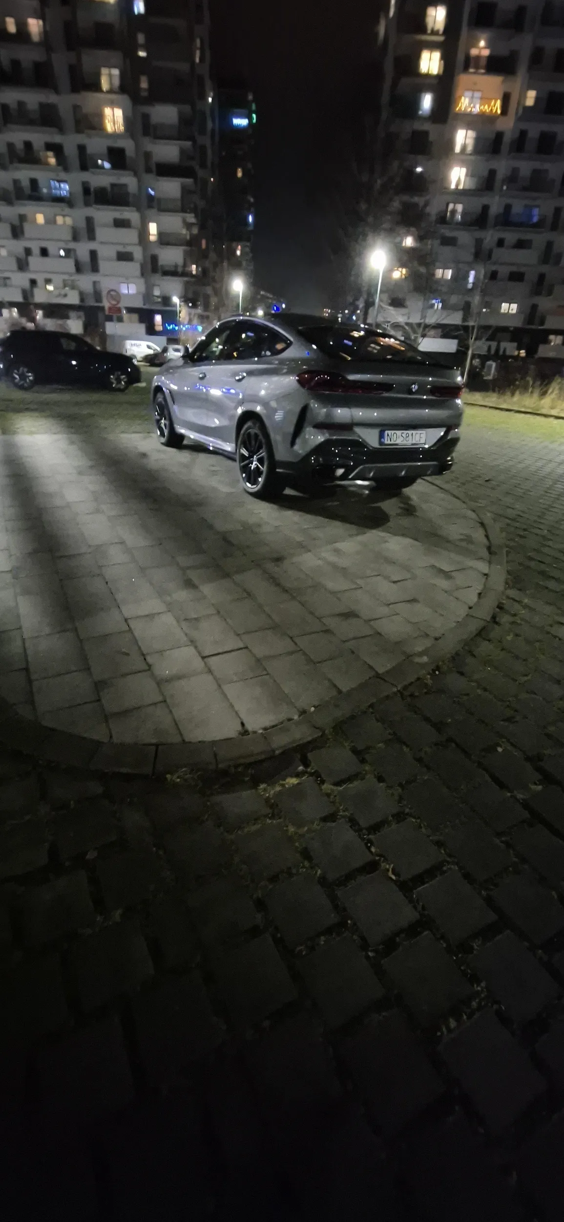 Święta krówka z Olsztyna parkuje na wysepce blokując dostęp do wiaty śmietnikowej. Gdańsk Krynicka  / Rzeczypospolitej