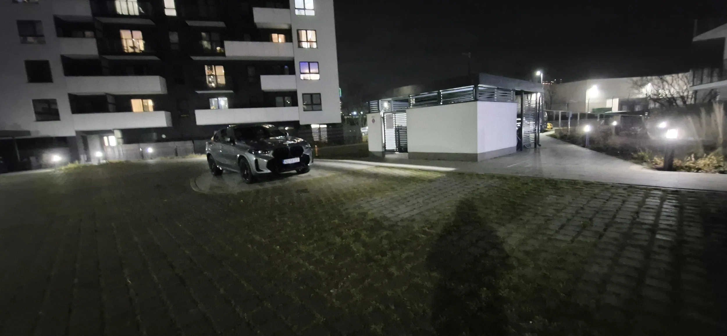 Święta krówka z Olsztyna parkuje na wysepce blokując dostęp do wiaty śmietnikowej. Gdańsk Krynicka  / Rzeczypospolitej