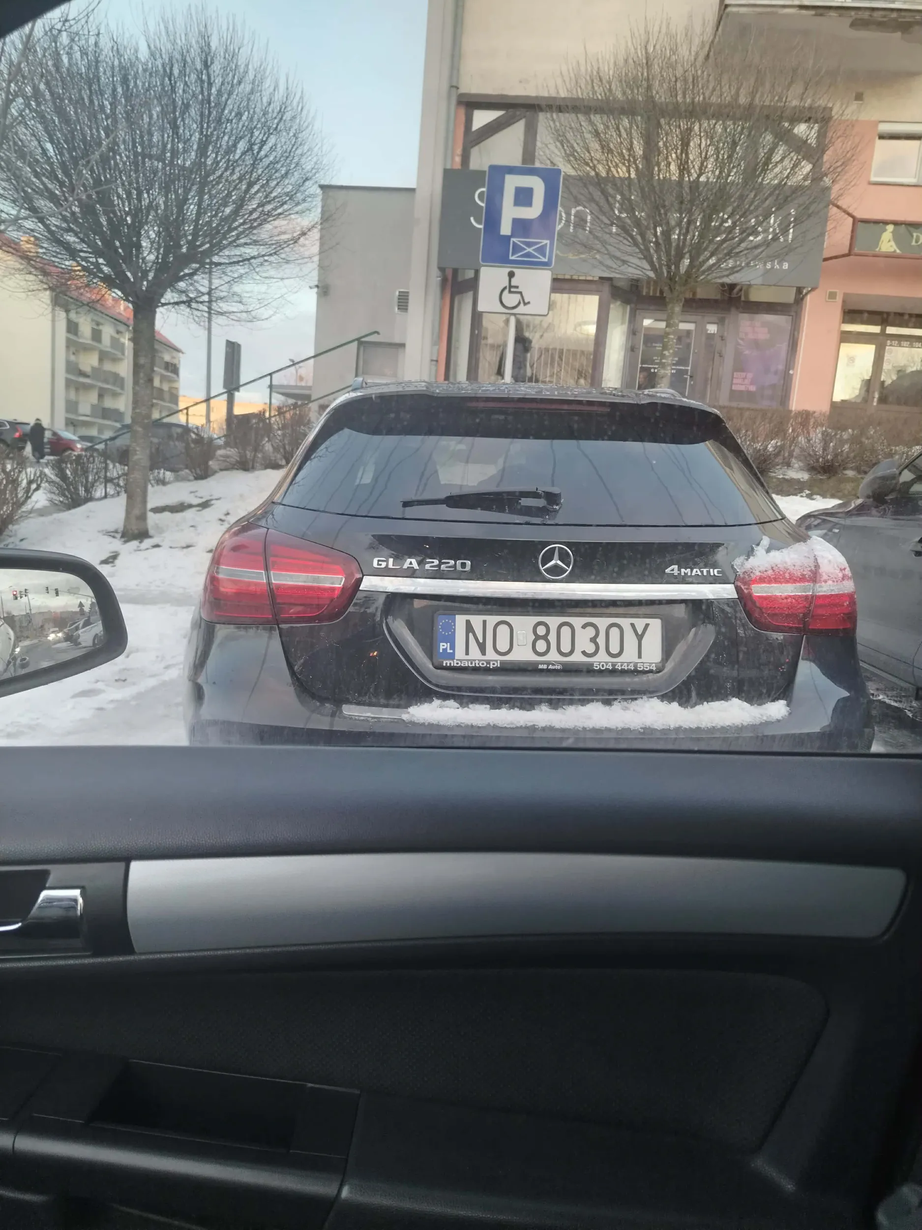 PAN ZAJĄŁ MIEJSCE DLA NIEPEŁNOSPRAWNYCH,BRAK KARTY I ZERO WYOBRAŹNI, JESTEM OSOBĄ NIEPELNOSPRAWNĄ I NIE MAM GDZIE STANĄĆ ŻEBY WYJŚĆ DO APTEKI