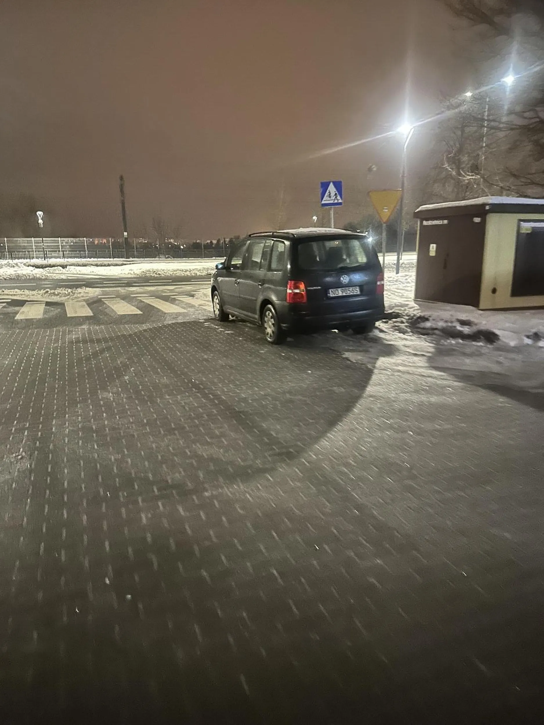 Co trzeba mieć w głowie, żeby notorycznie parkować w ten sposób? ?‍♂️ Bezpośrednio przed pasami ograniczając widoczność na pieszych, do tego blokuje wjazd/wyjazd na/z osiedla na jedną z głównych dróg w Olsztynie ulicę Sikorskiego. Mistrz parkuje tak na wyjeździe z osiedla w Olsztynie między blokami Sikorskiego 17 i 19