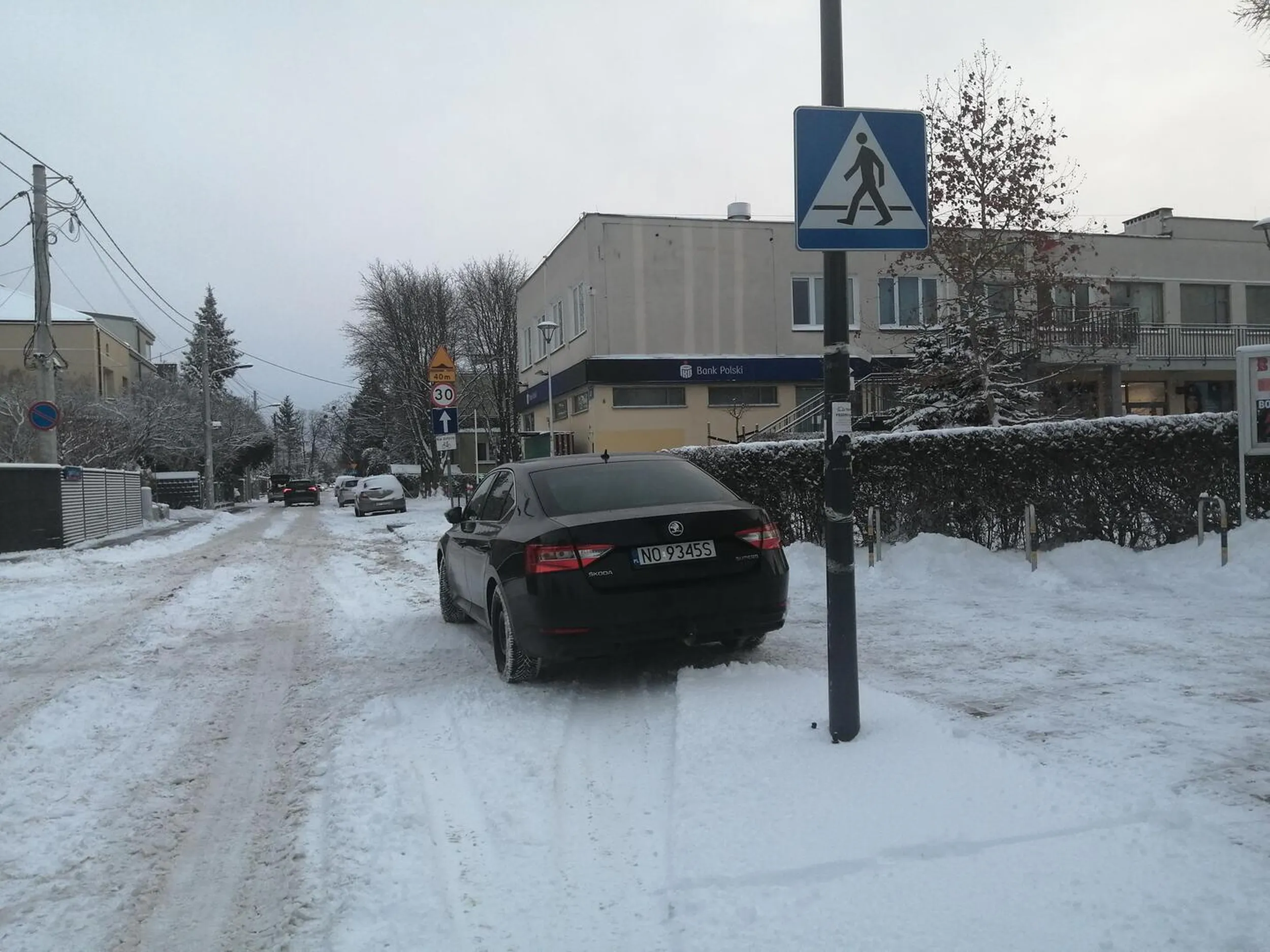 Parkuje na przejściu dla pieszych.