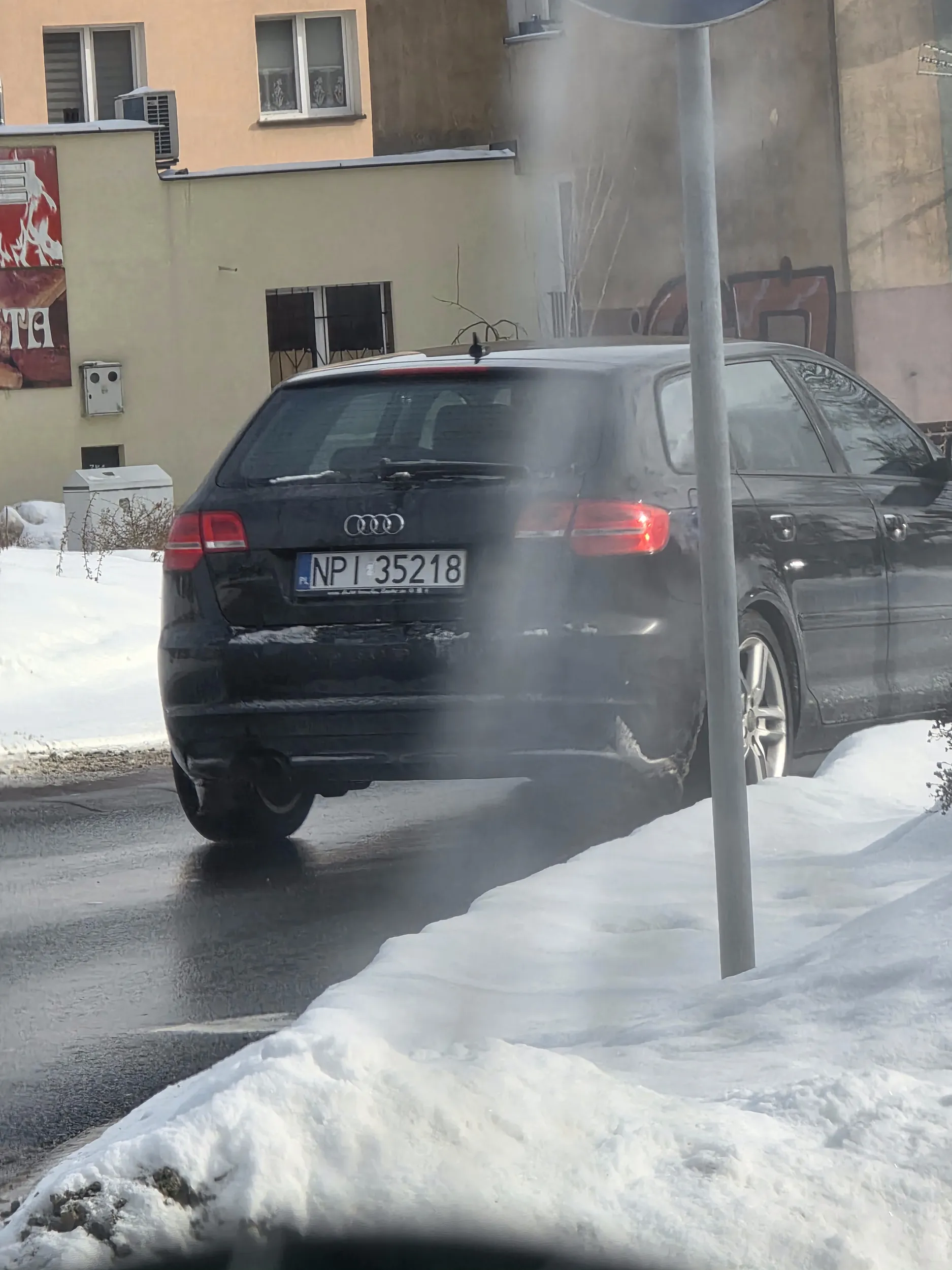 Kierowca urodzil sie wczoraj i wpuszcza na rondzie tamujac ruch. Na sygnal ciezarowki z tylu elokwentnie otworzyl szybe i wystawil srodkowy palec.