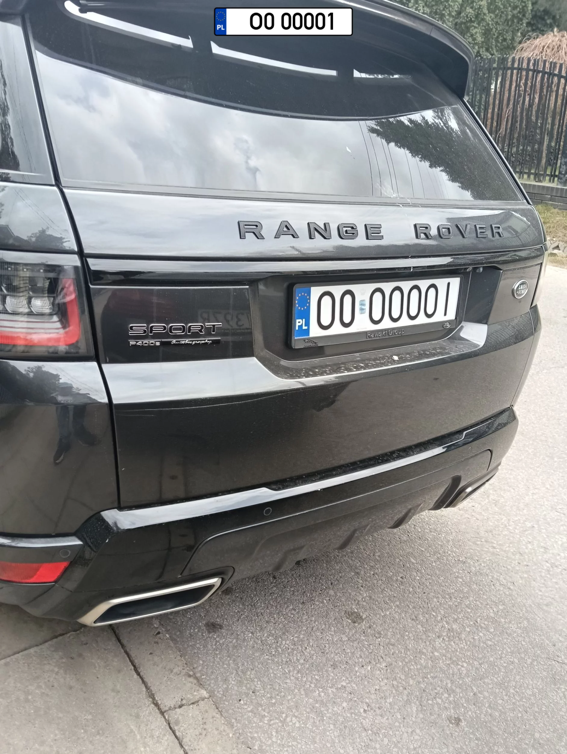 Co on myślał ? że fotoradar zgłupieje czy Policja nie odczyta. Fakt może nie odczytać bo tyle zer :)