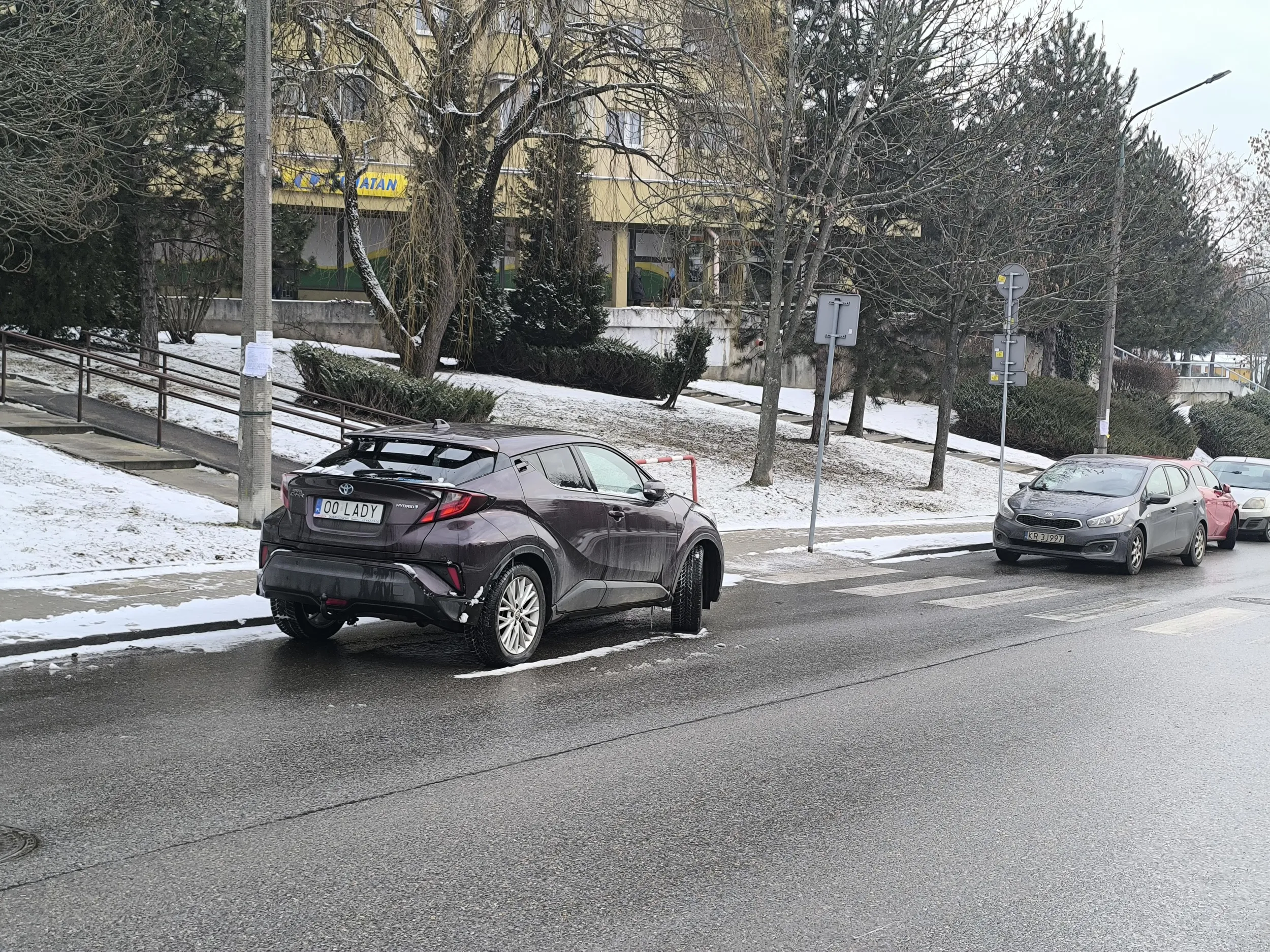 Parkowanie przed samym przejściem, na dodatek na zakazie.