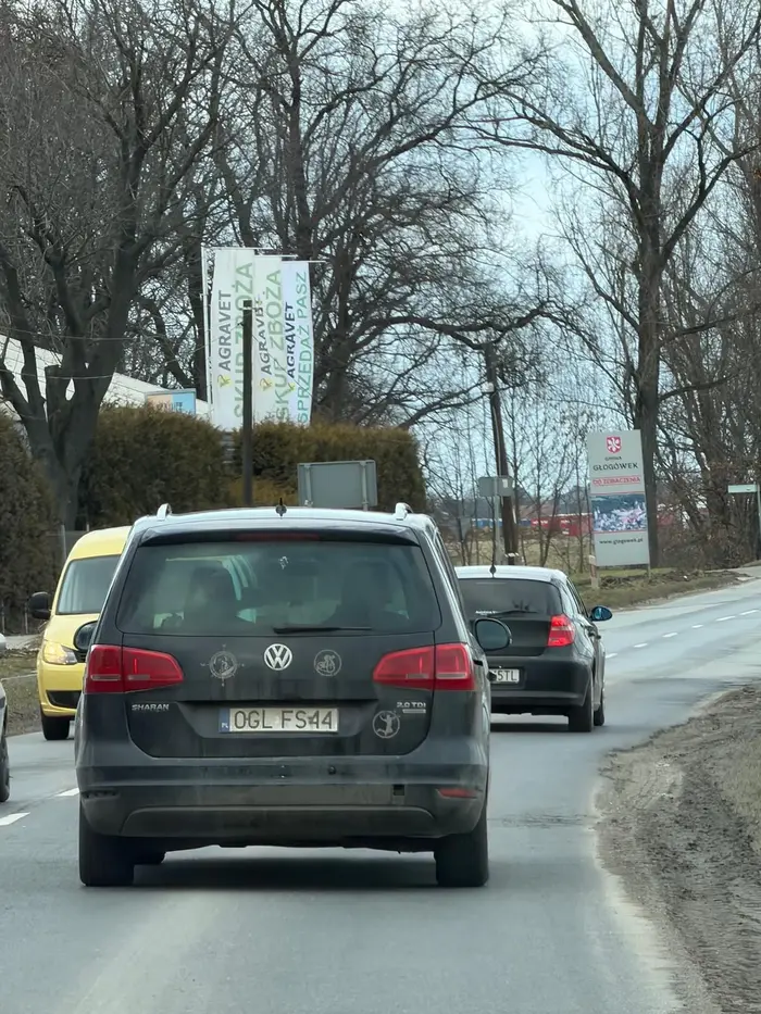 25.02.2026 rok, miejscowość Głogówek(Głogówek – miasto w Polsce położone w województwie opolskim, w powiecie prudnickim) nn kierujący meżczyzna w terenie zabudowanym jechał bardzo szybko i spowodował zagrożenie bezpieczeństwa w ruchu drogowym na łuku jezdni, wyprzedzając Lexusa zmuszając kierującego jadącego w przeciwnego kierunku ruchu do gwałtownego hamowania aby uniknąć zderzenia a ponadto:2)wyprzedzał na przejściu dla pieszych--W przypadku naruszenia zakazu, kierowca musi liczyć się z dotkliwymi konsekwencjami. Obecnie za wyprzedzanie na przejściu dla pieszych lub bezpośrednio przed nim grozi mandat karny w wysokości 1500 zł. W przypadku recydywy, czyli ponownego popełnienia tego samego wykroczenia w ciągu dwóch lat, kara wzrasta do 3000 zł.3)wyprzedzała na podwójnej linii ciągłej-Jeżeli podwójna ciągła była połączona z zakazem wyprzedzania, a przepisy i tak złamano, mandat będzie wynosił 1000 zł. Wyprzedzanie w miejscach niedozwolonych grozi mandatem również w wysokości 1000 zł.4)