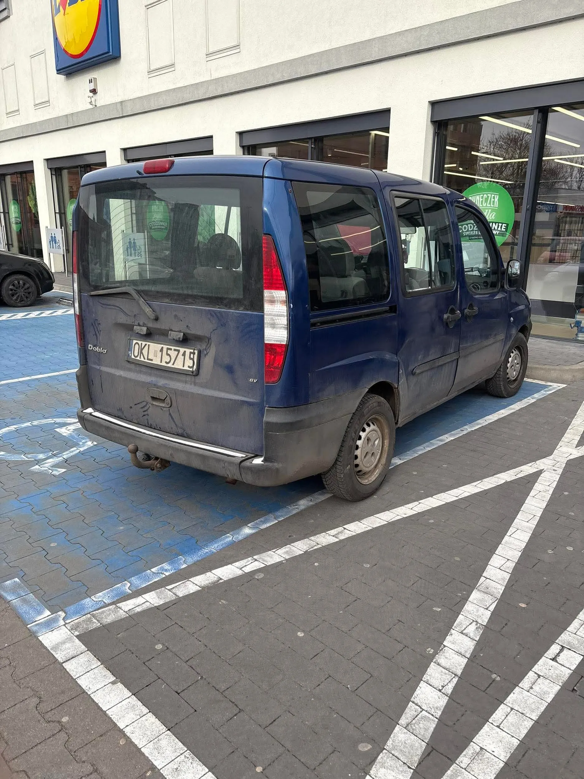 Tadeusz W. Lat 79 z Kluczborka jest zboczonym gejem uważajcie na niego