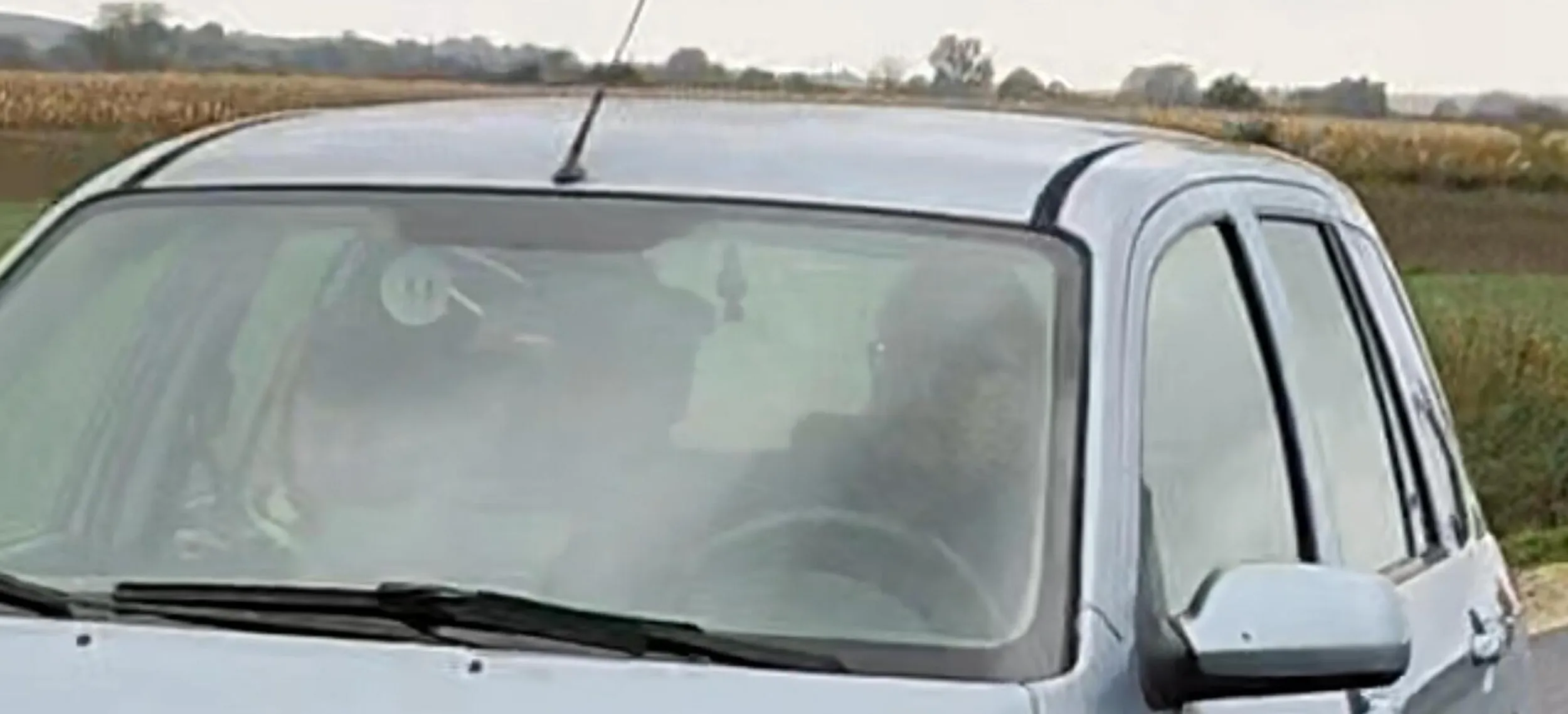 Kierowca jeździ 30km/h na ograniczeniu do 70, fotografuje pociągi i infrastrukturę krytyczną mimo obowiązującego zakazu fotografowania